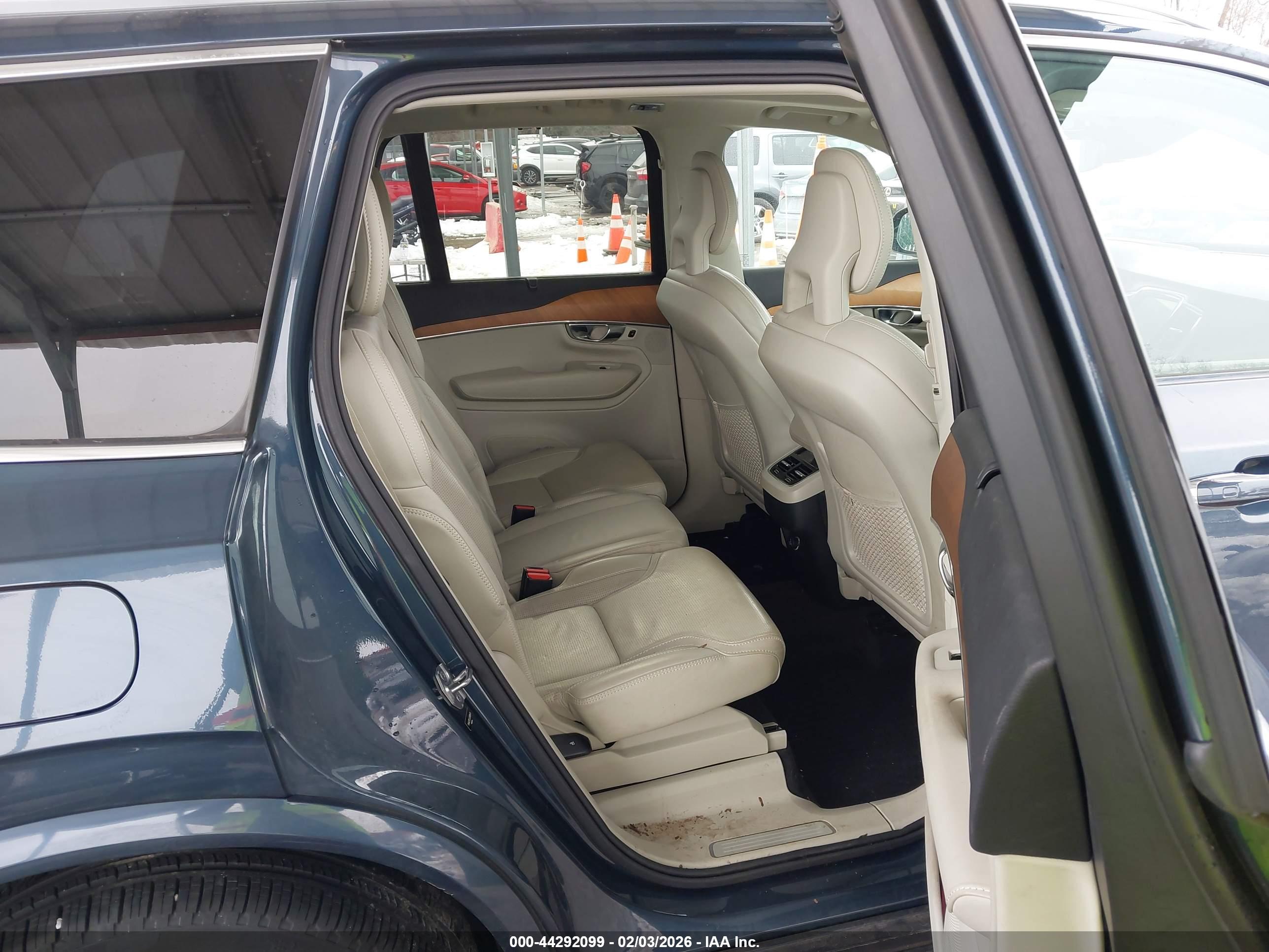 VOLVO XC90 image 8