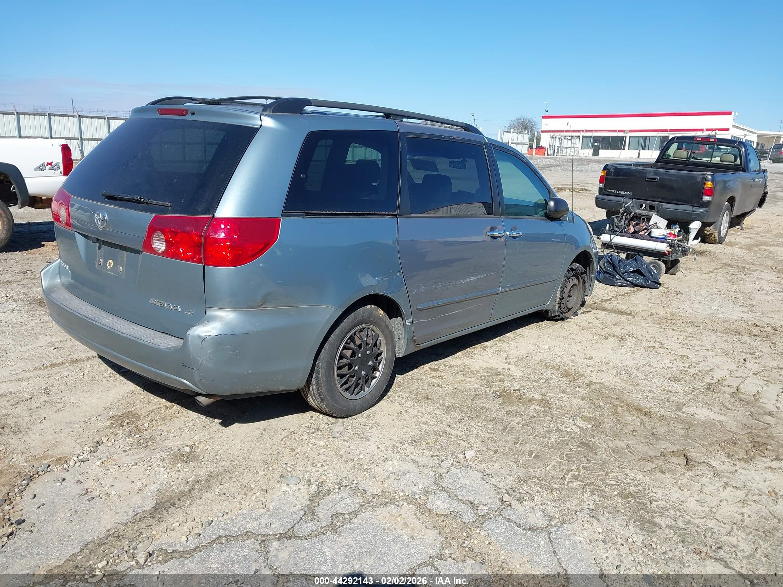 TOYOTA SIENNA image 4