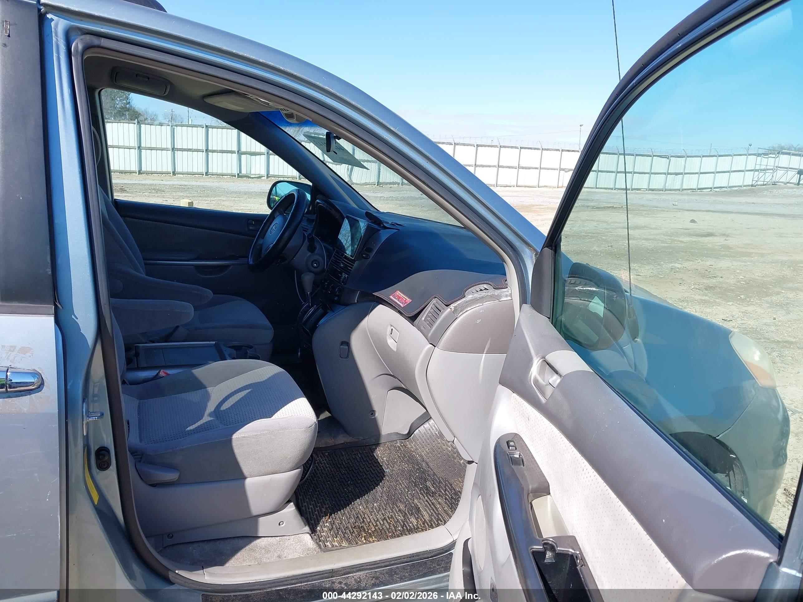 TOYOTA SIENNA image 5