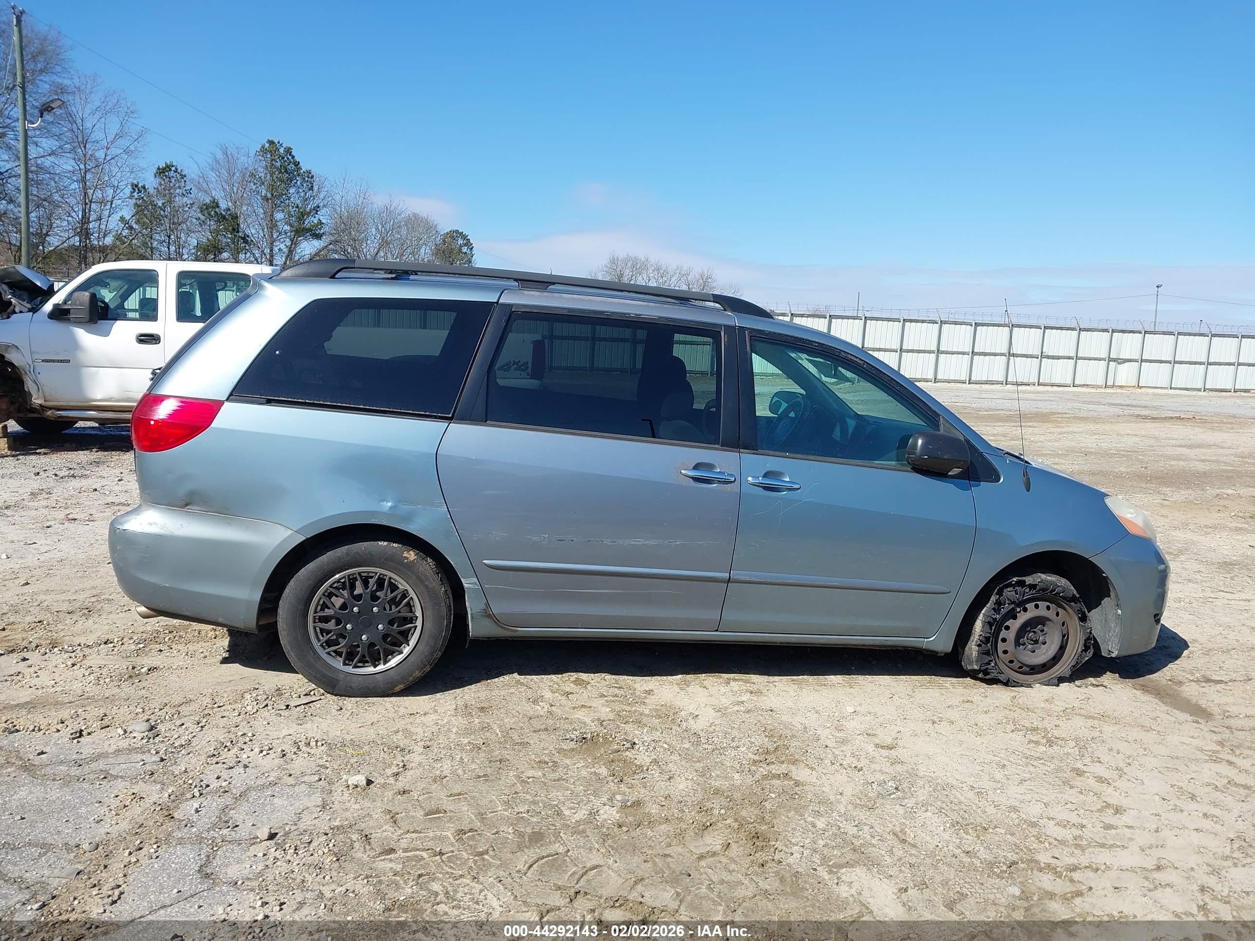 TOYOTA SIENNA image 6