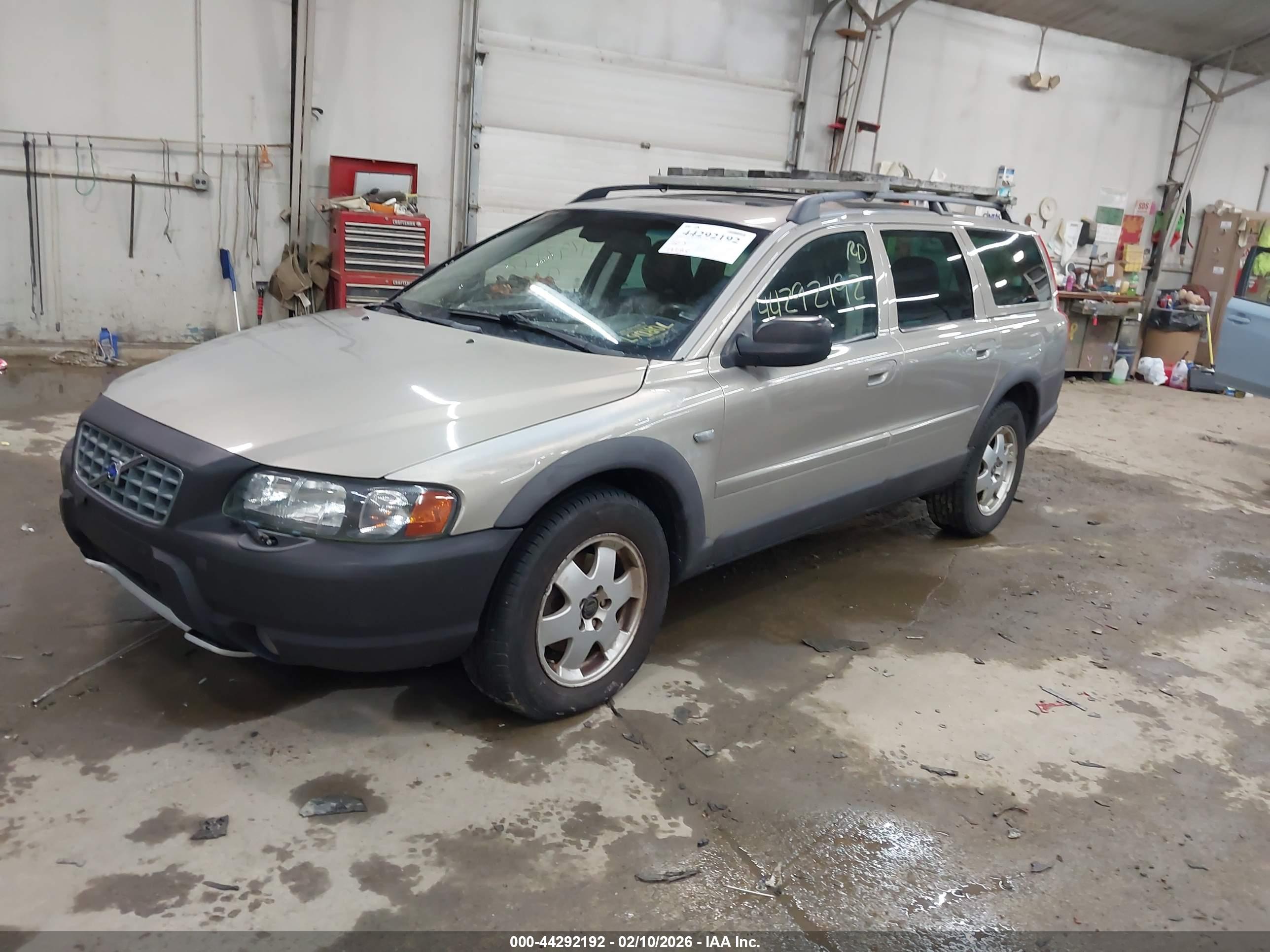 VOLVO XC70 image 2