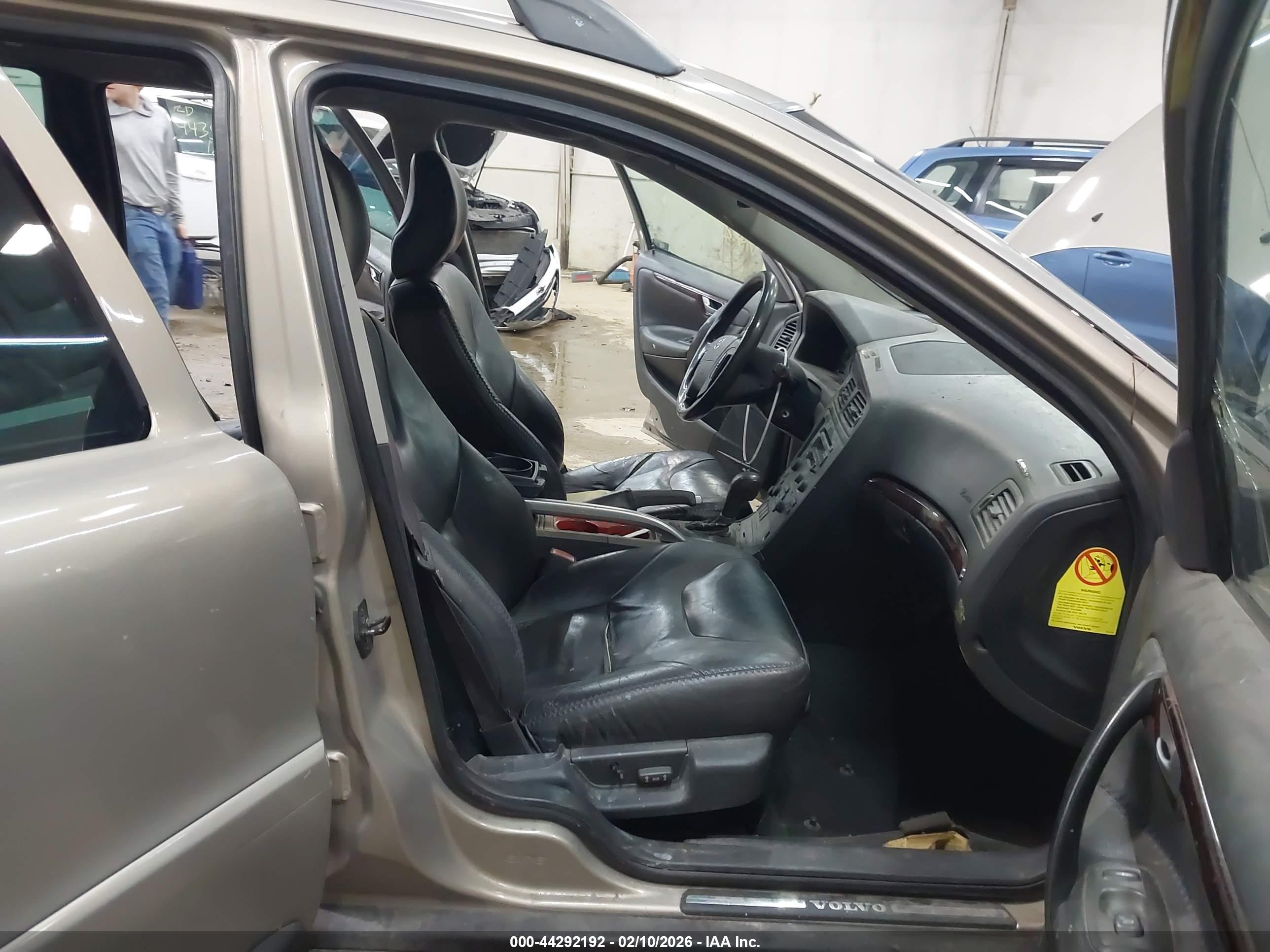 VOLVO XC70 image 5