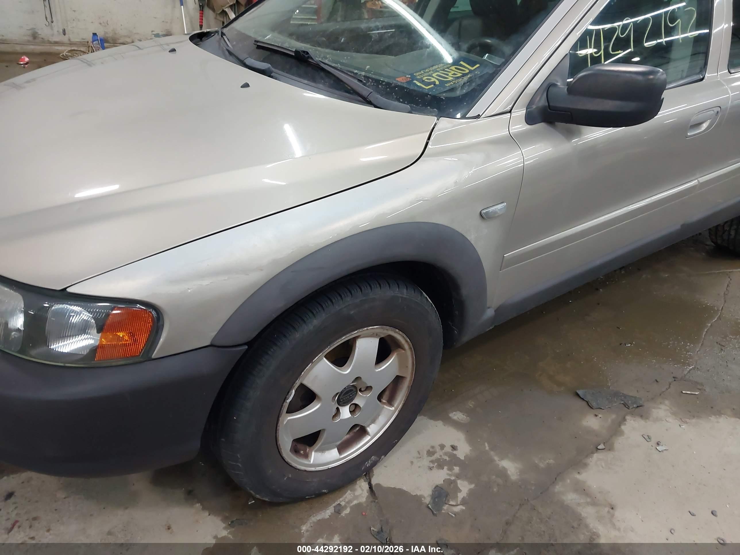 VOLVO XC70 image 6