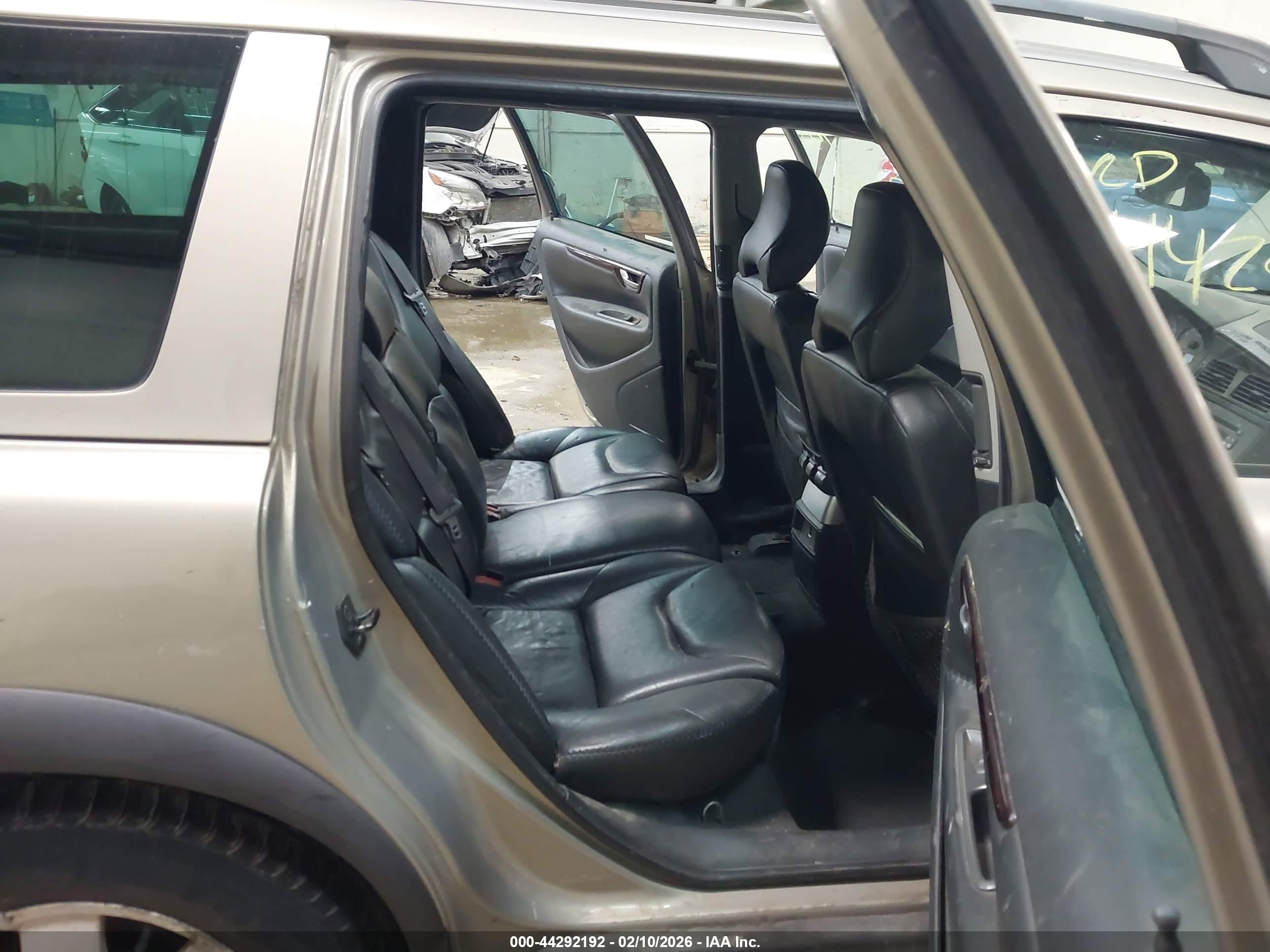 VOLVO XC70 image 8
