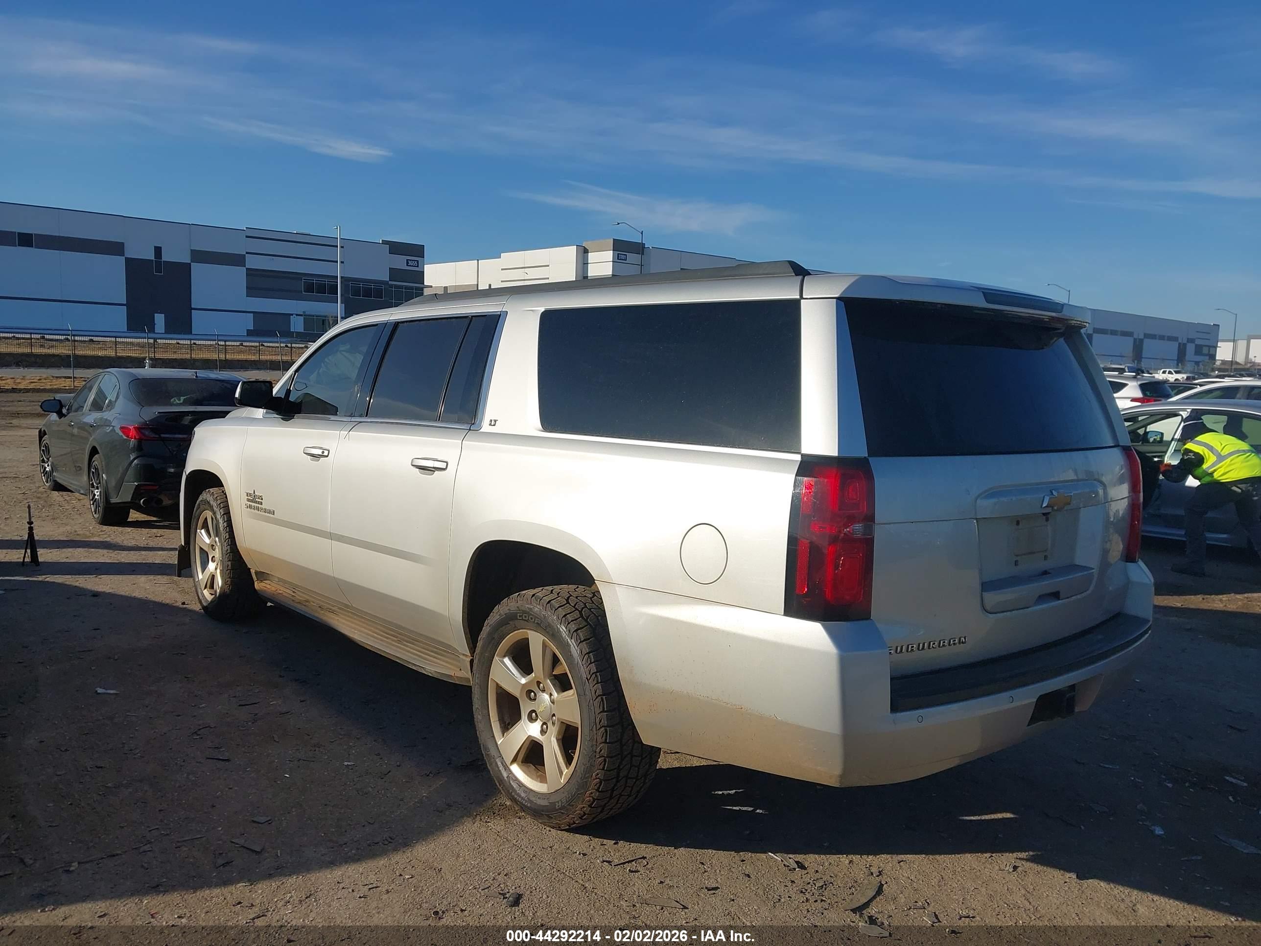 CHEVROLET SUBURBAN image 3