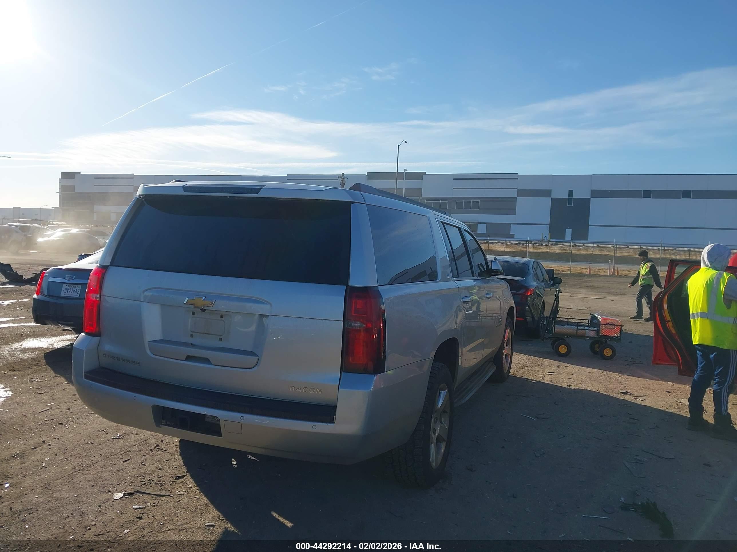 CHEVROLET SUBURBAN image 4