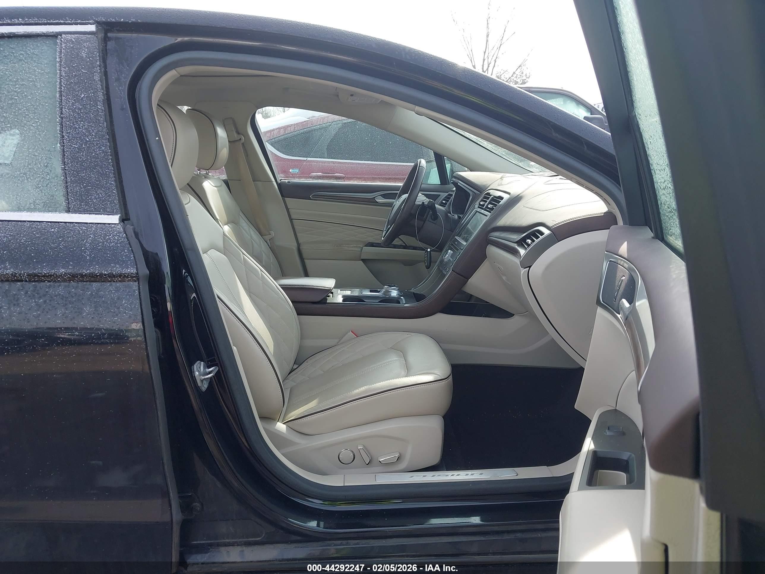 FORD FUSION image 5
