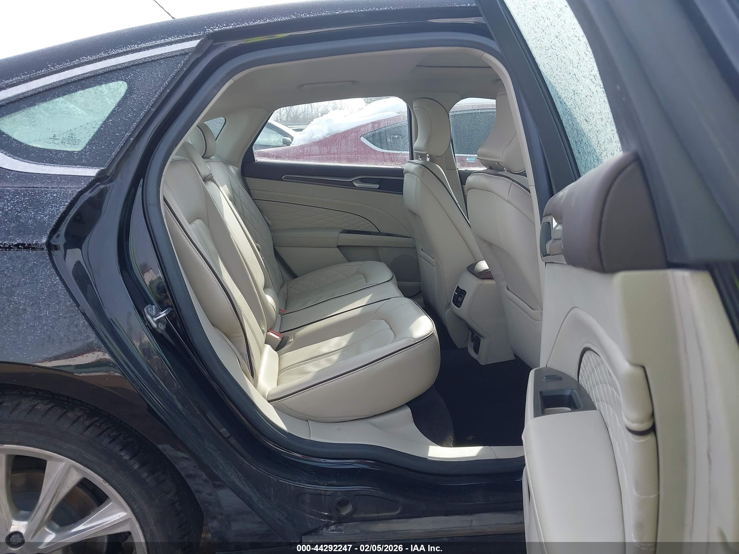 FORD FUSION image 8
