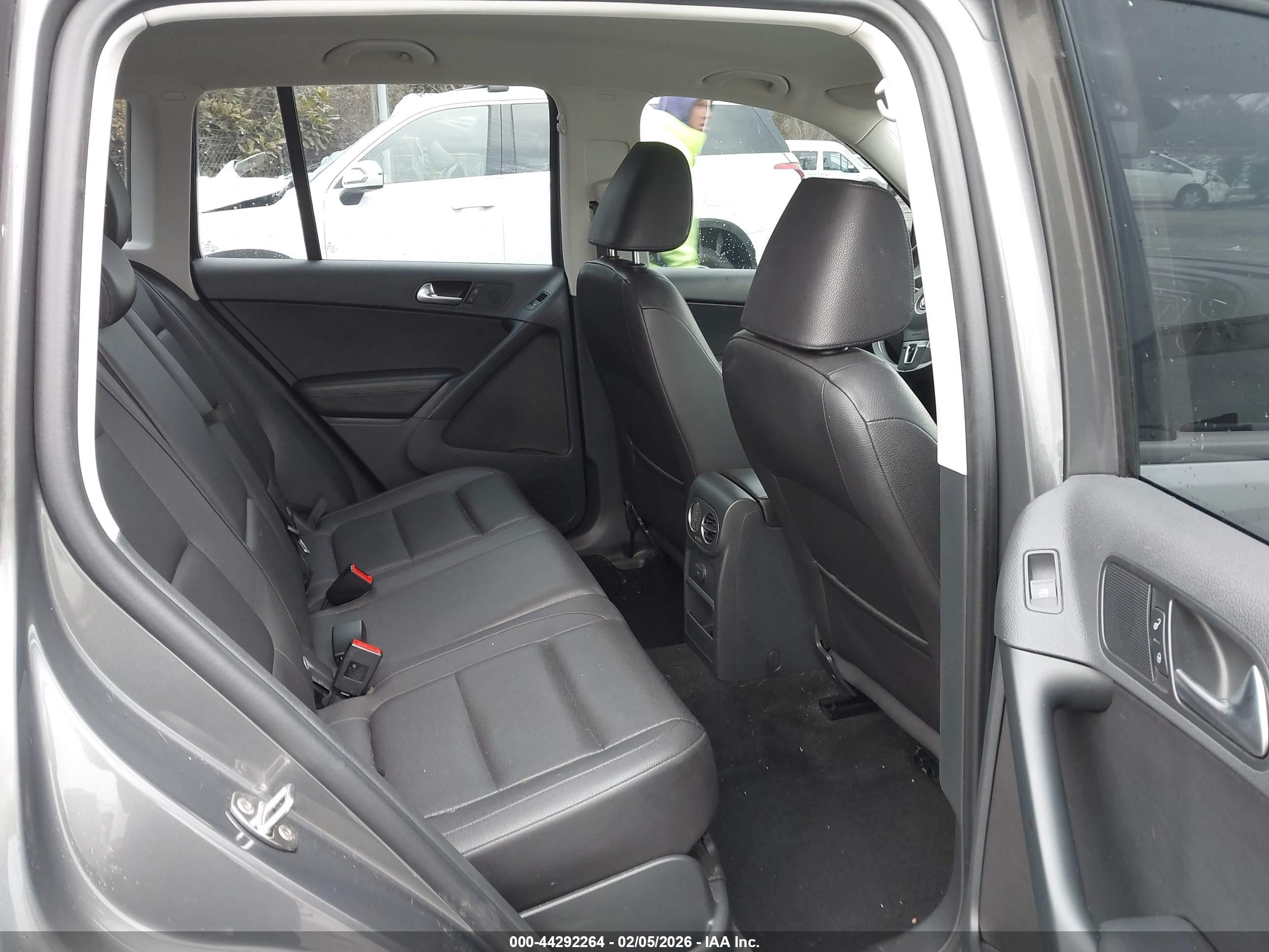 VOLKSWAGEN TIGUAN image 8