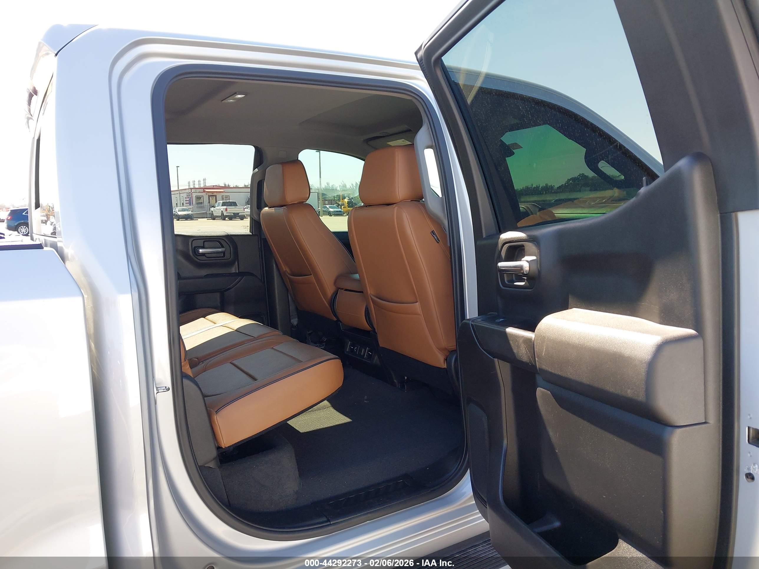 CHEVROLET SILVERADO image 8