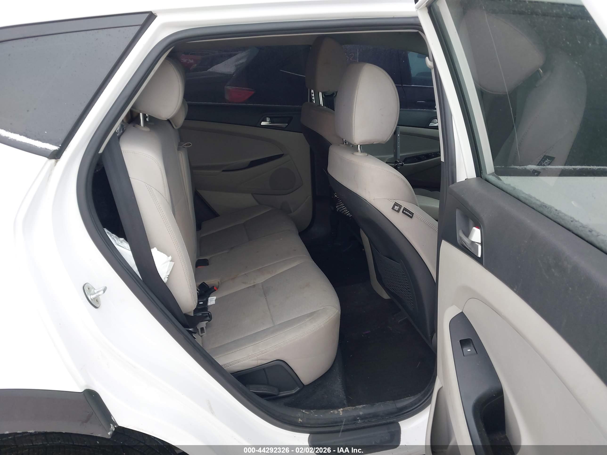 HYUNDAI TUCSON image 8