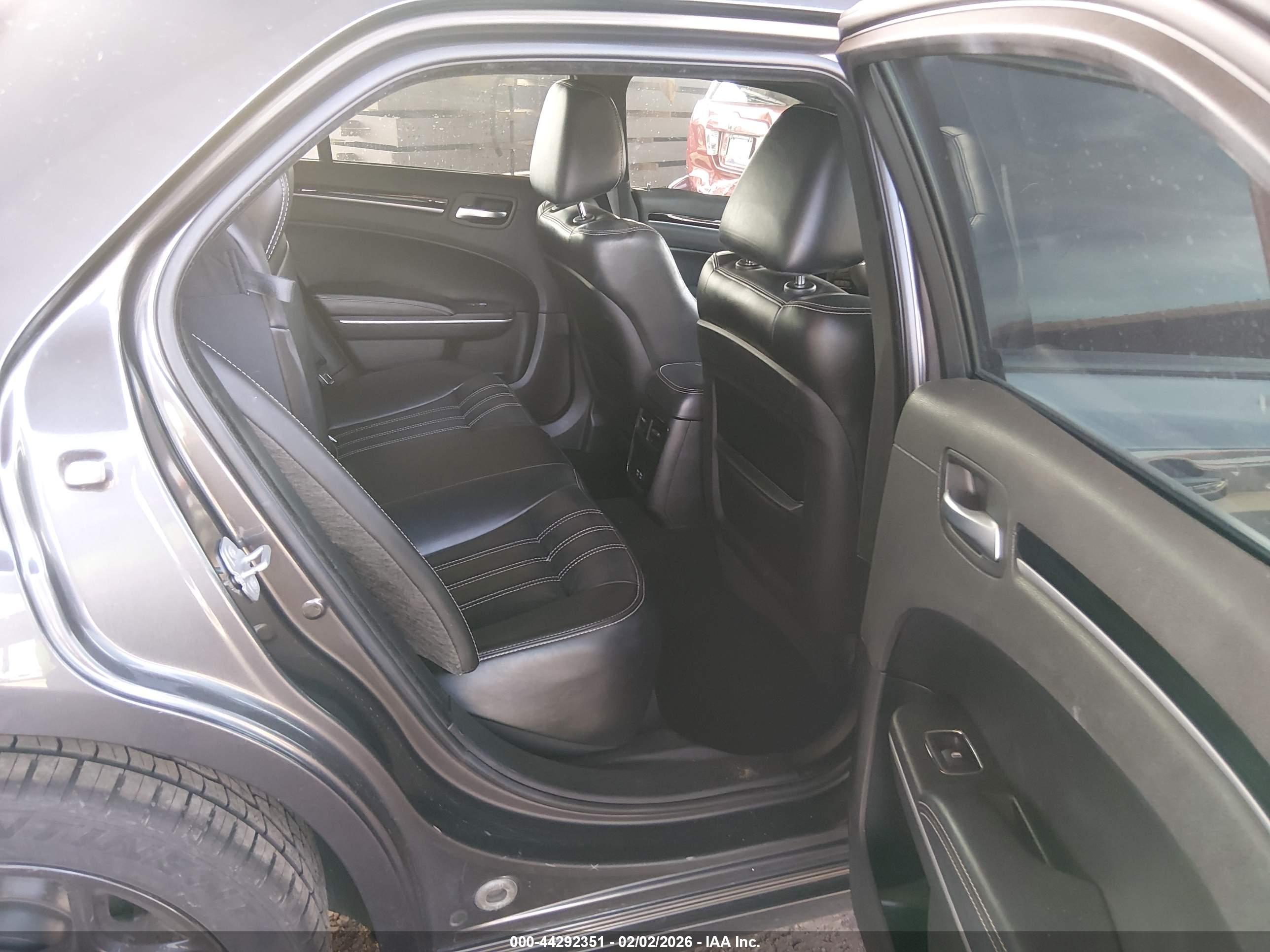 CHRYSLER 300 image 8