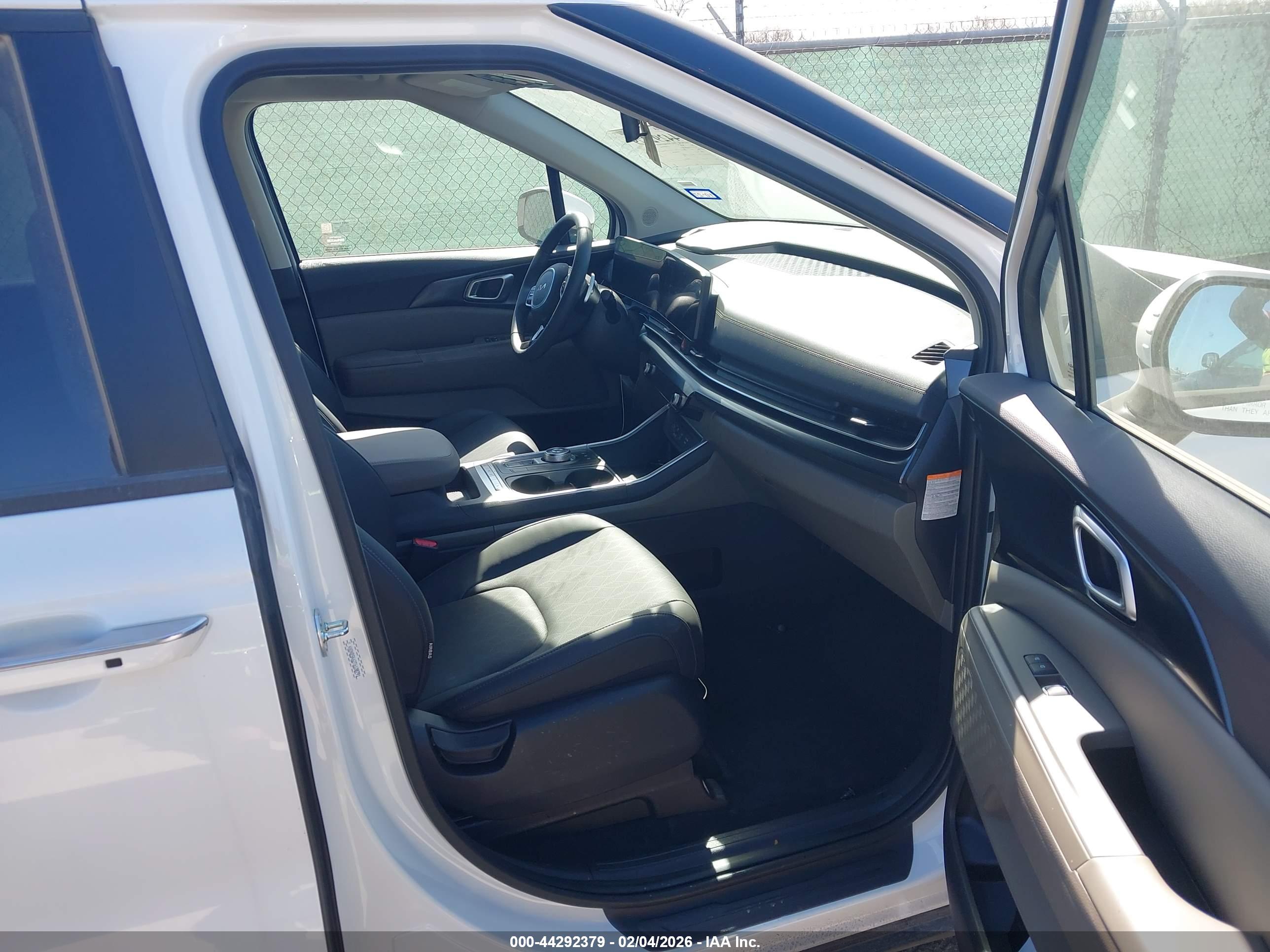 KIA CARNIVAL image 5