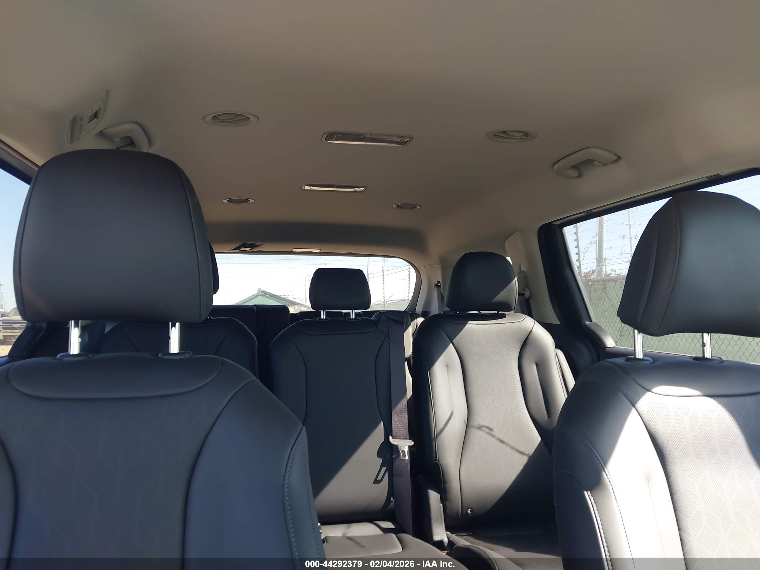 KIA CARNIVAL image 8