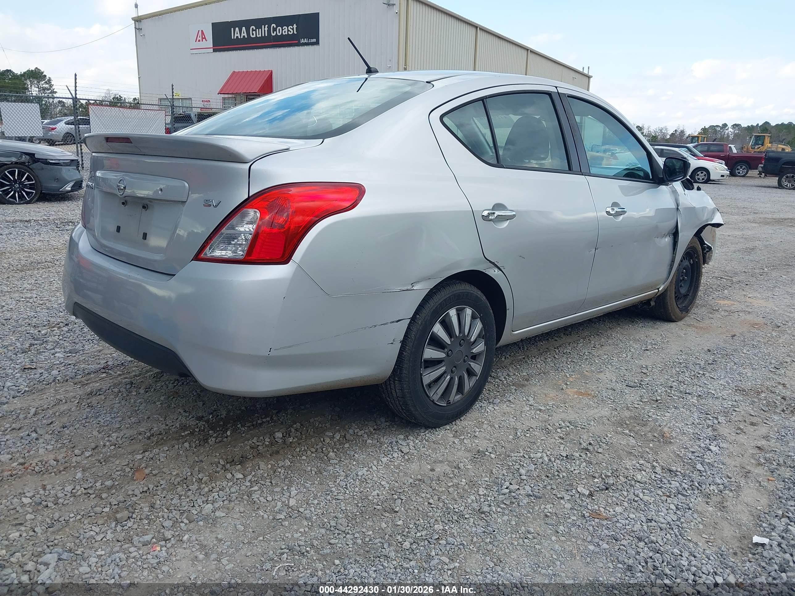 NISSAN VERSA image 4