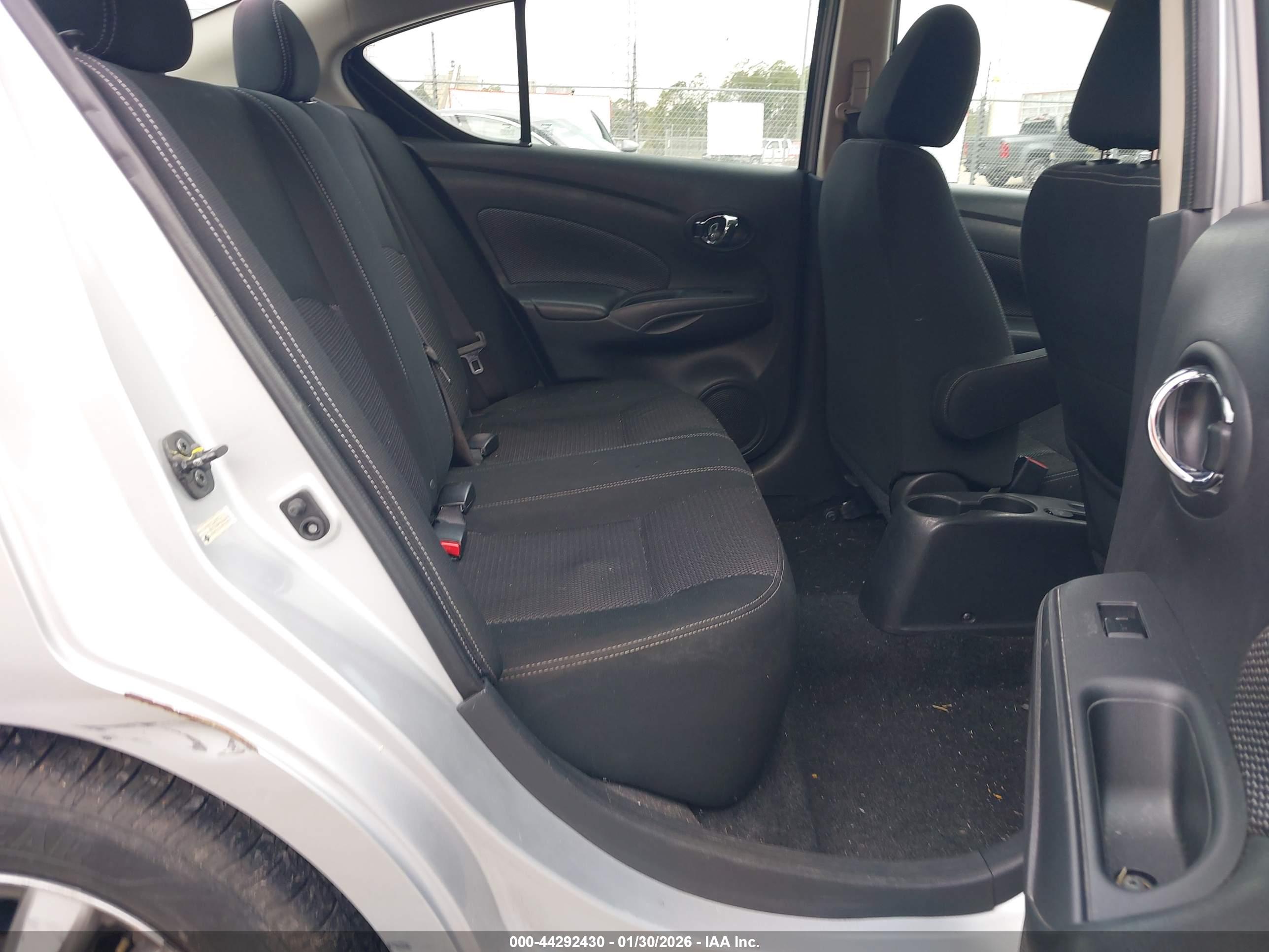 NISSAN VERSA image 8