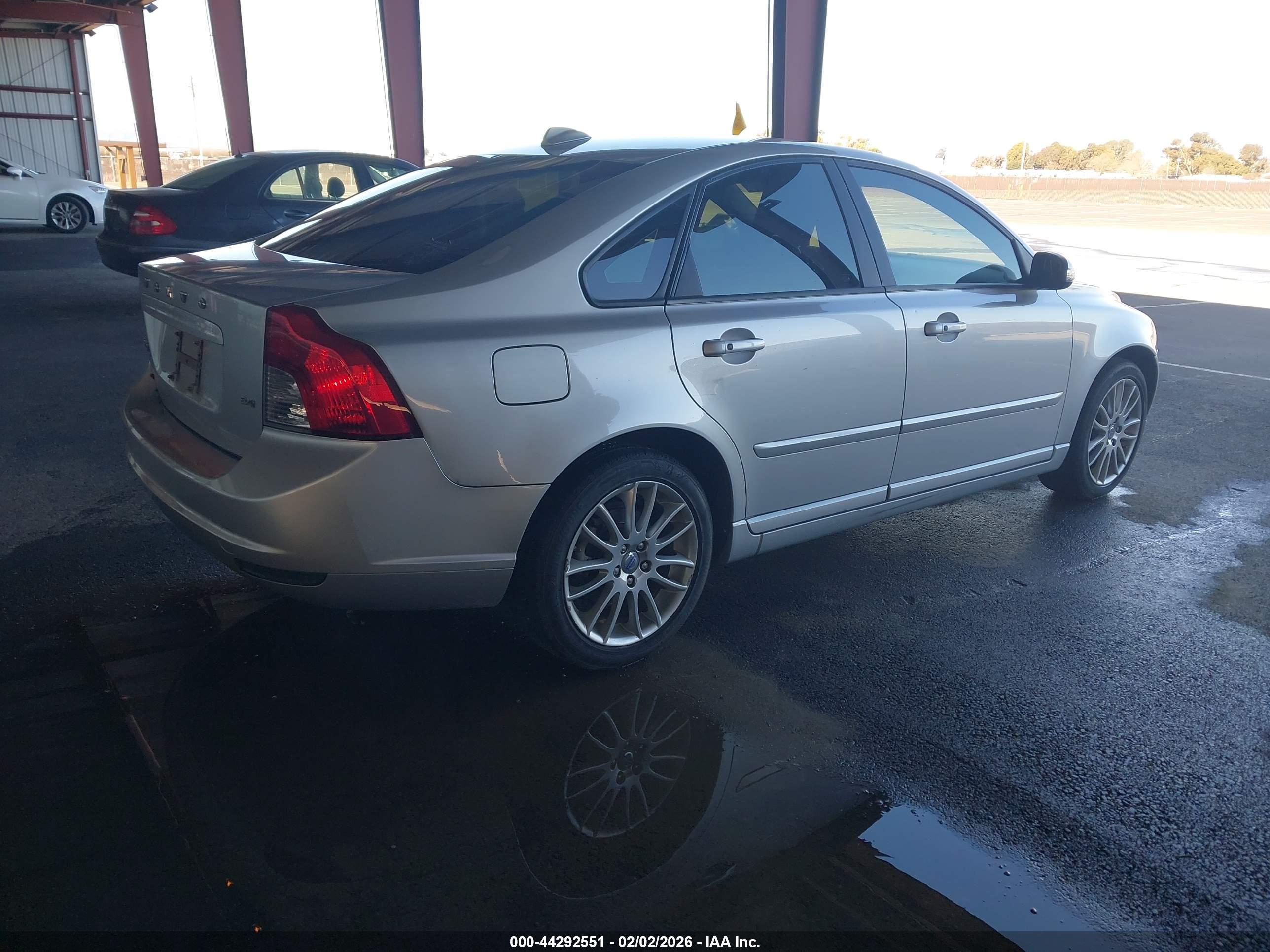VOLVO S40 image 4