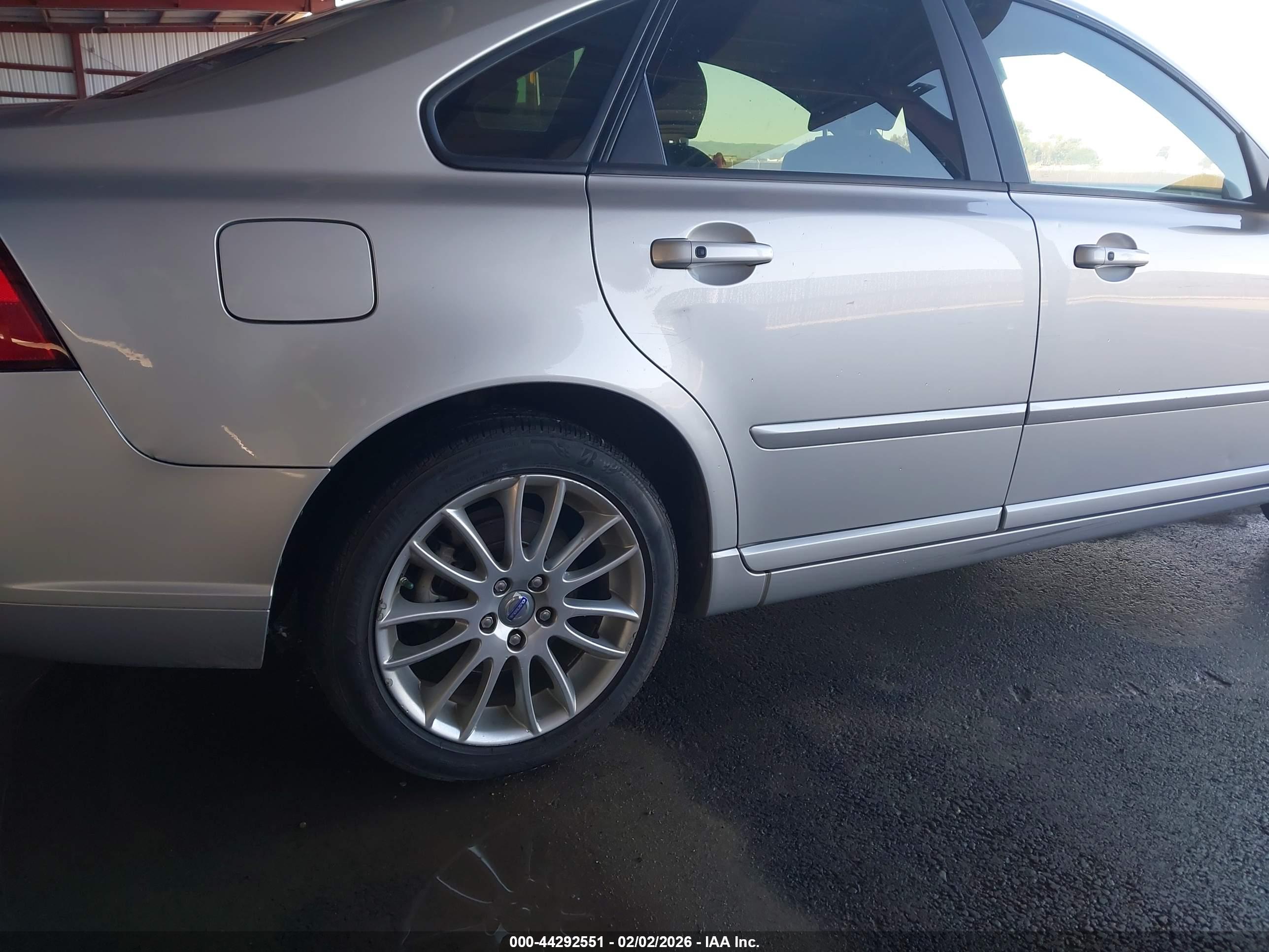 VOLVO S40 image 6