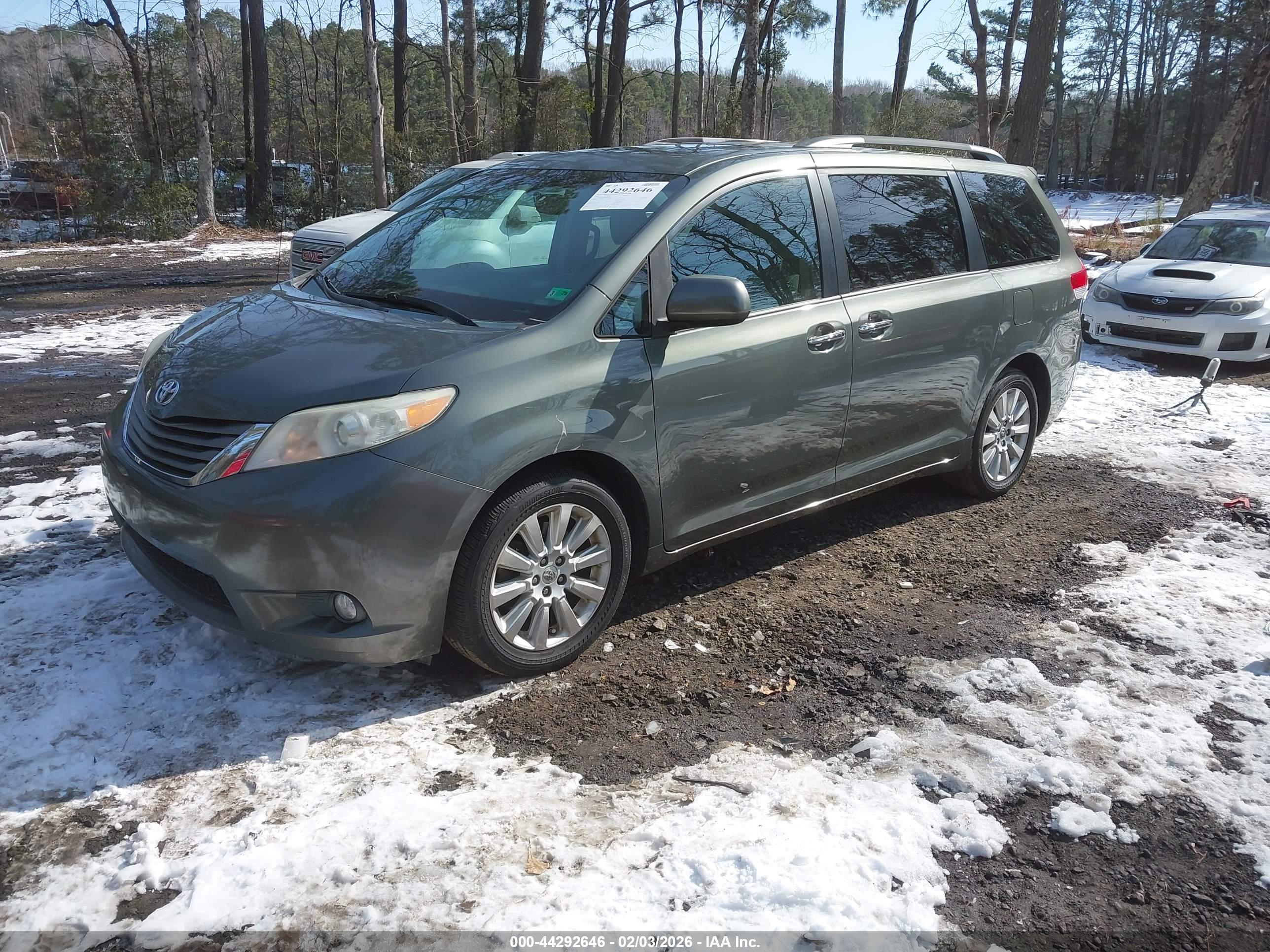 TOYOTA SIENNA image 2