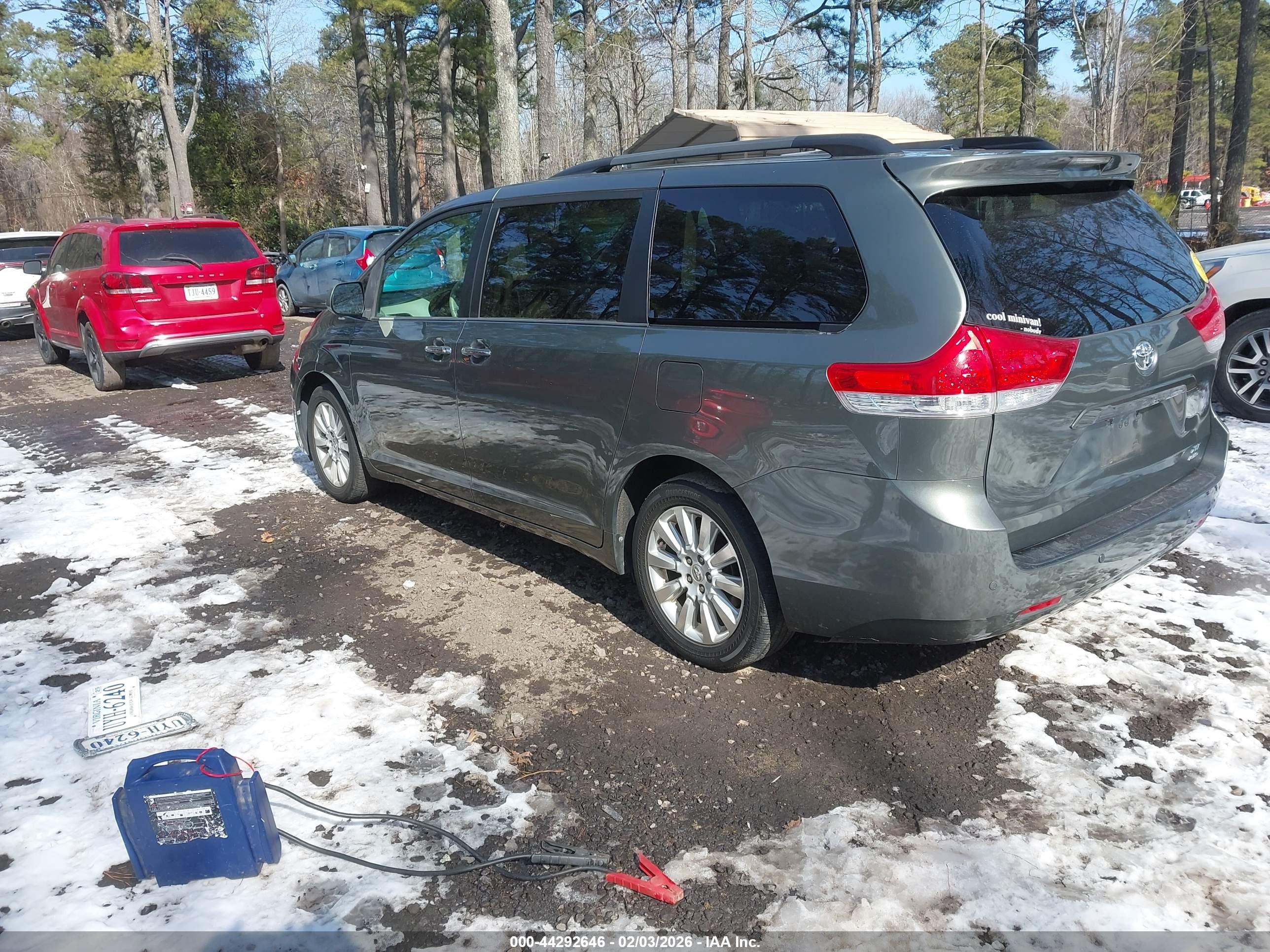 TOYOTA SIENNA image 3