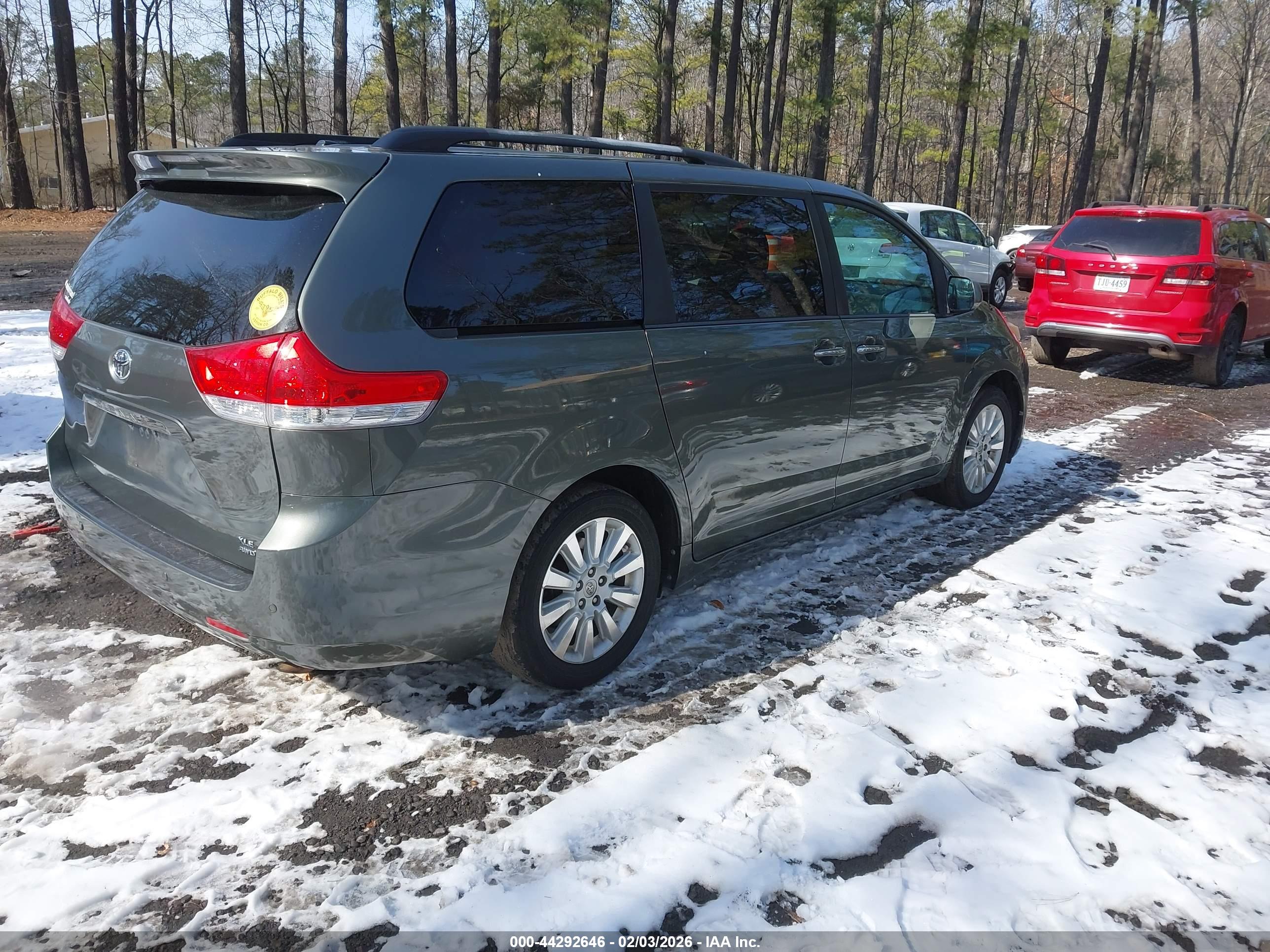 TOYOTA SIENNA image 4