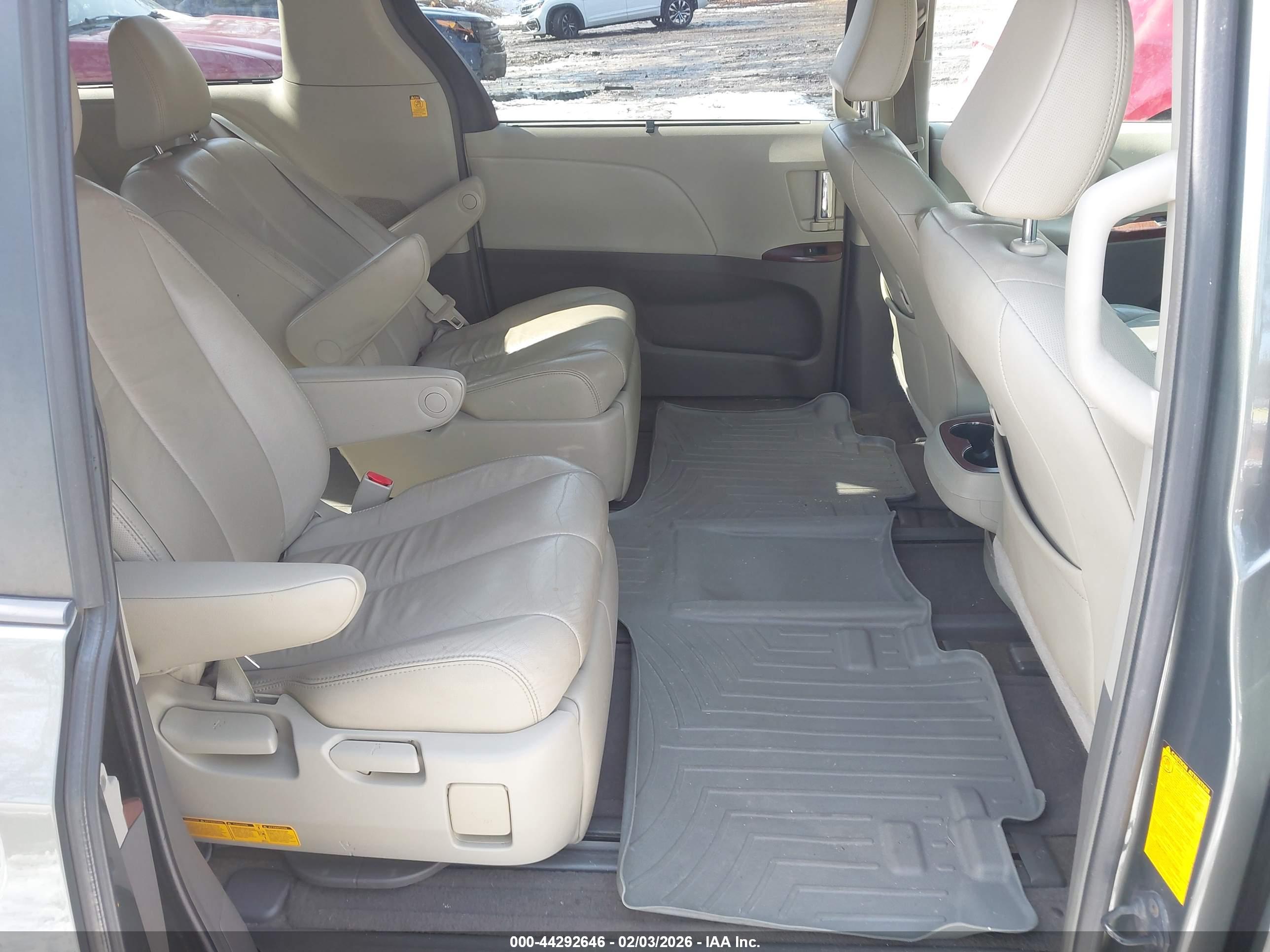 TOYOTA SIENNA image 8
