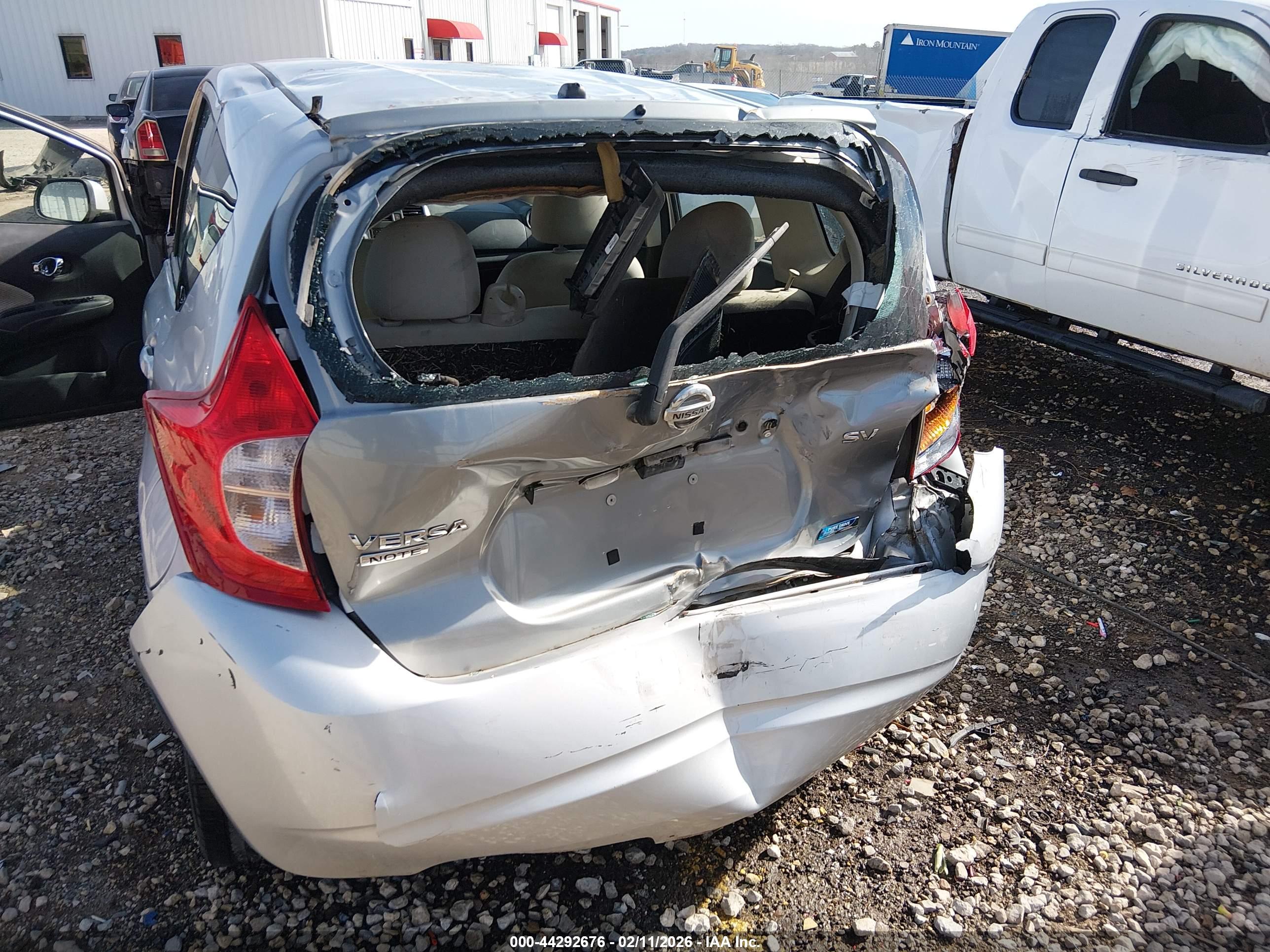 NISSAN VERSA image 6
