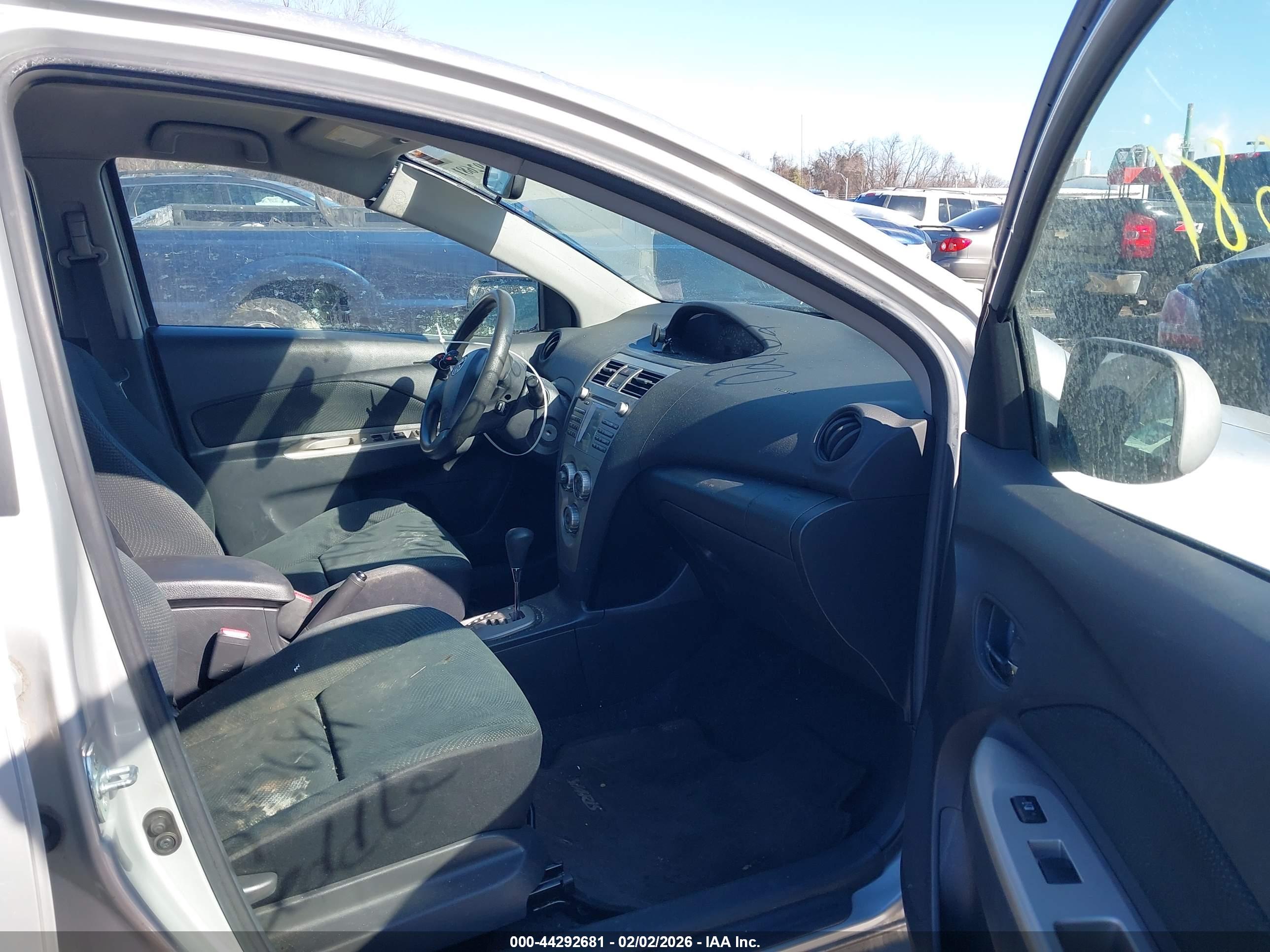 TOYOTA YARIS image 5