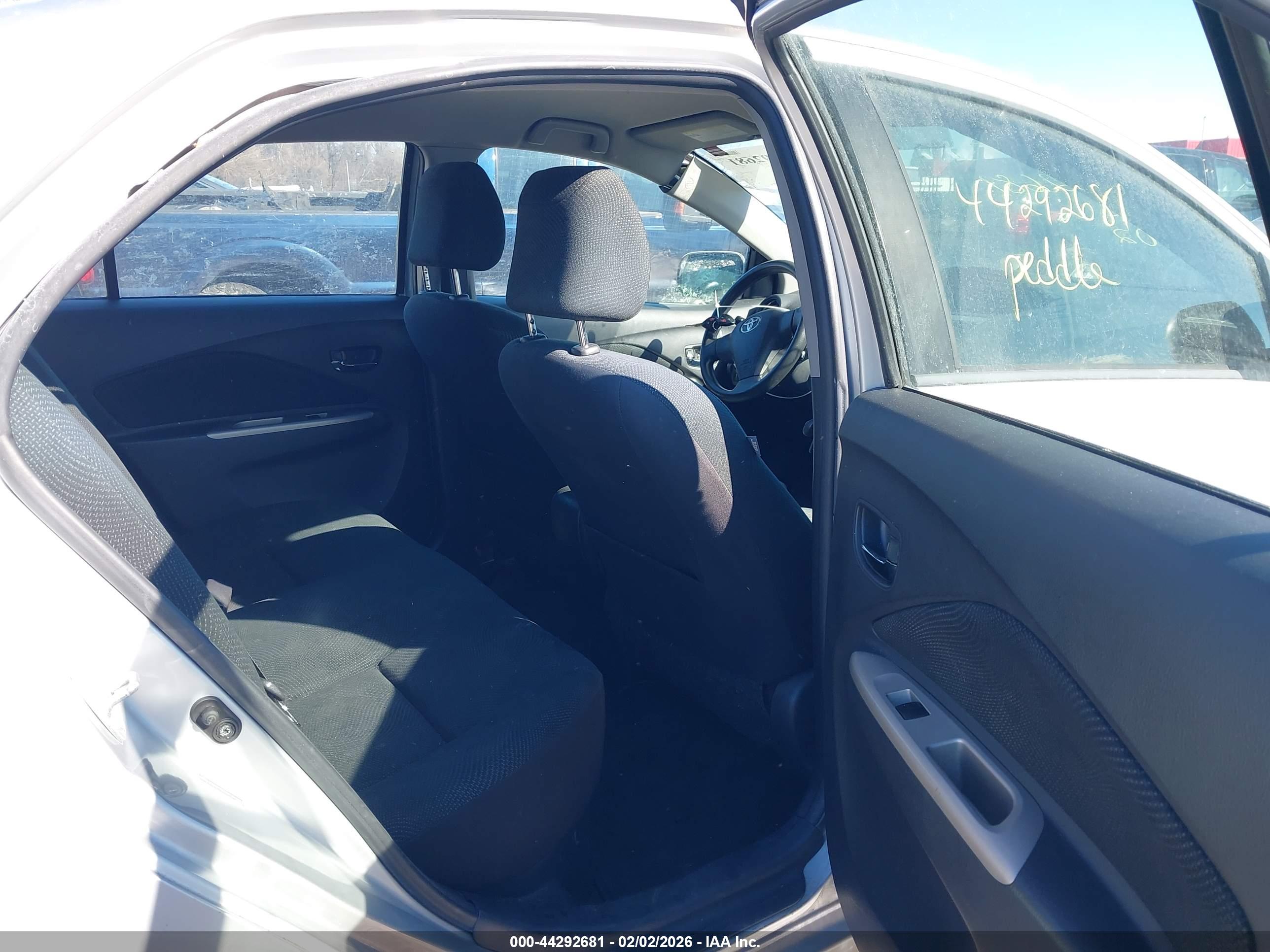 TOYOTA YARIS image 8