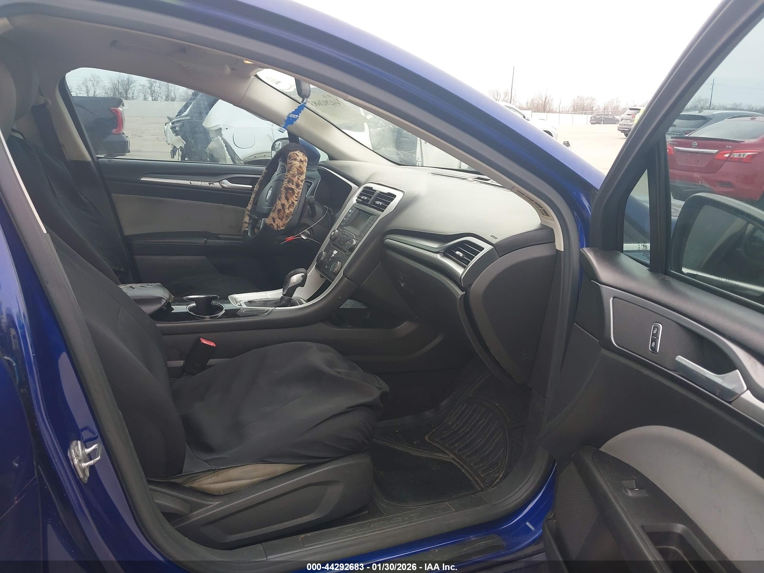 FORD FUSION image 5