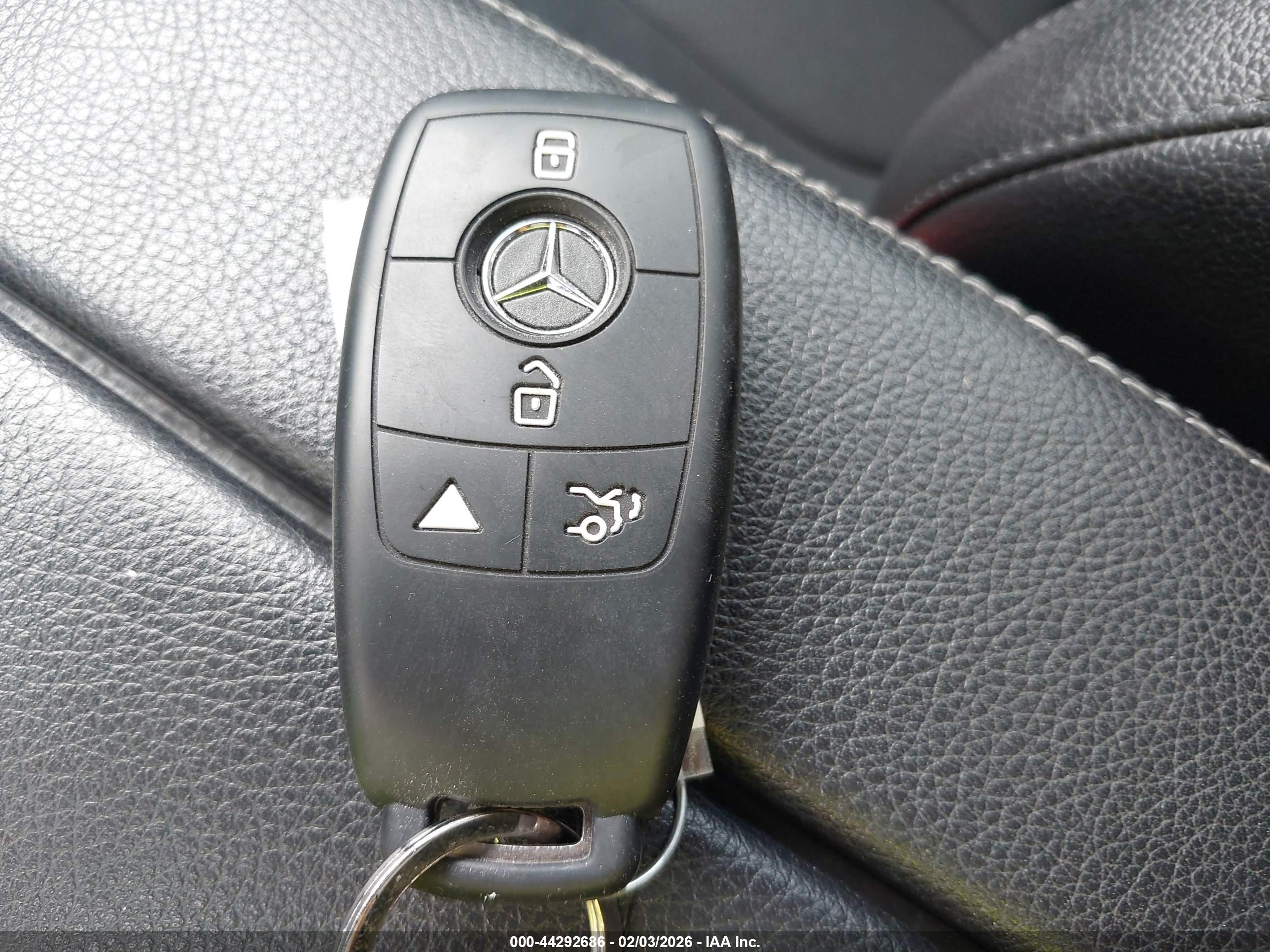 MERCEDES-BENZ GLB image 11