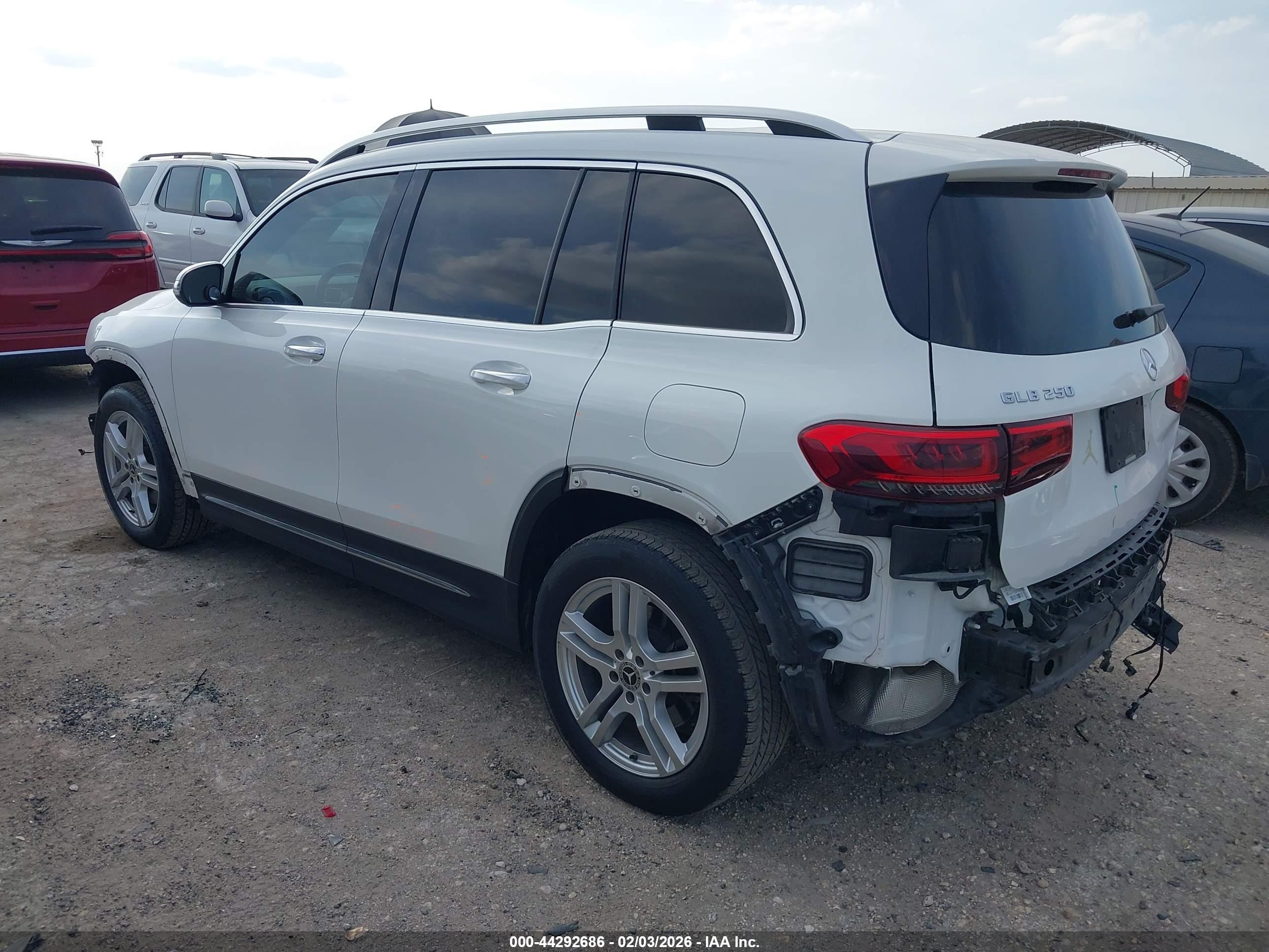 MERCEDES-BENZ GLB image 3