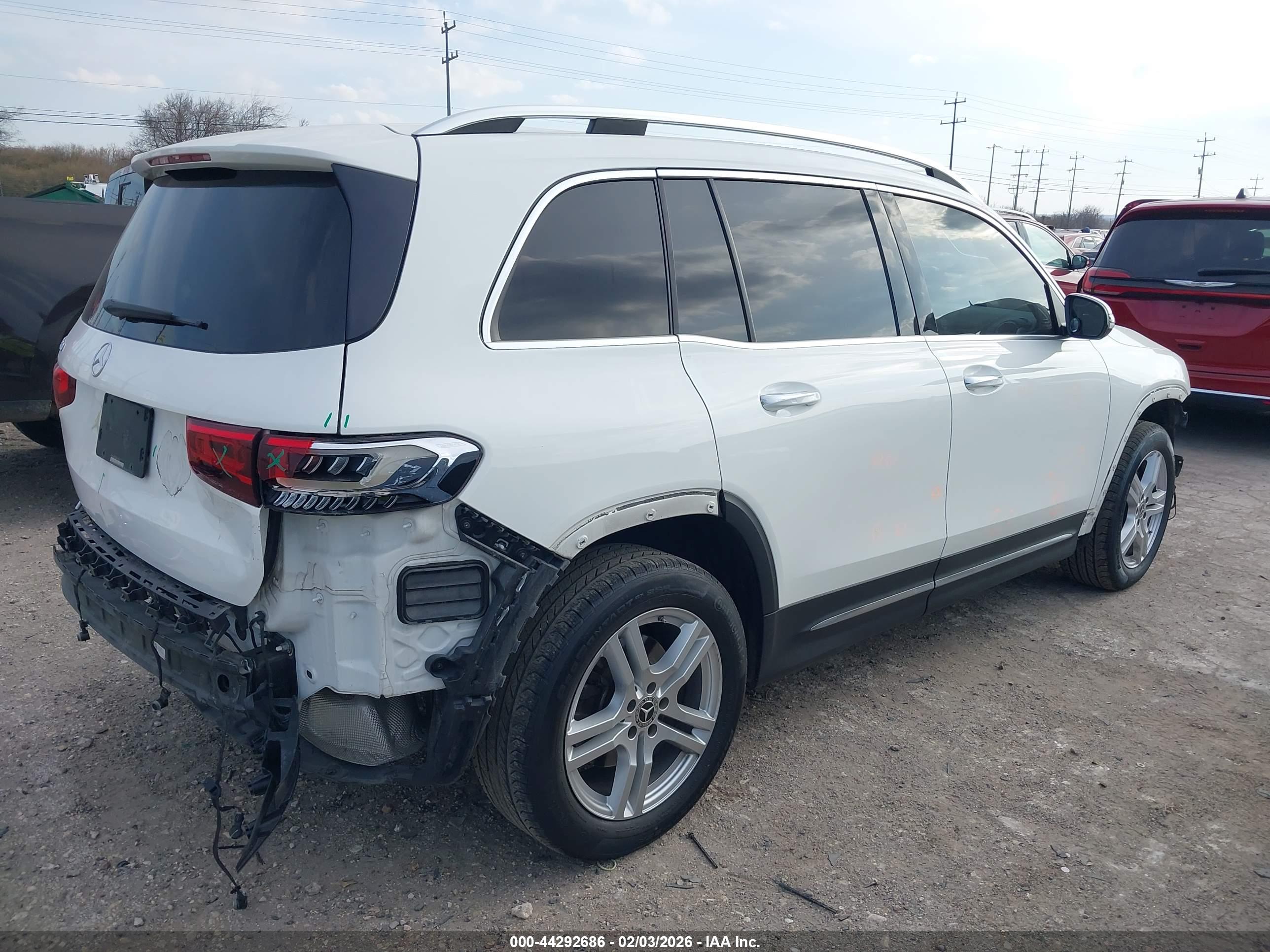 MERCEDES-BENZ GLB image 4