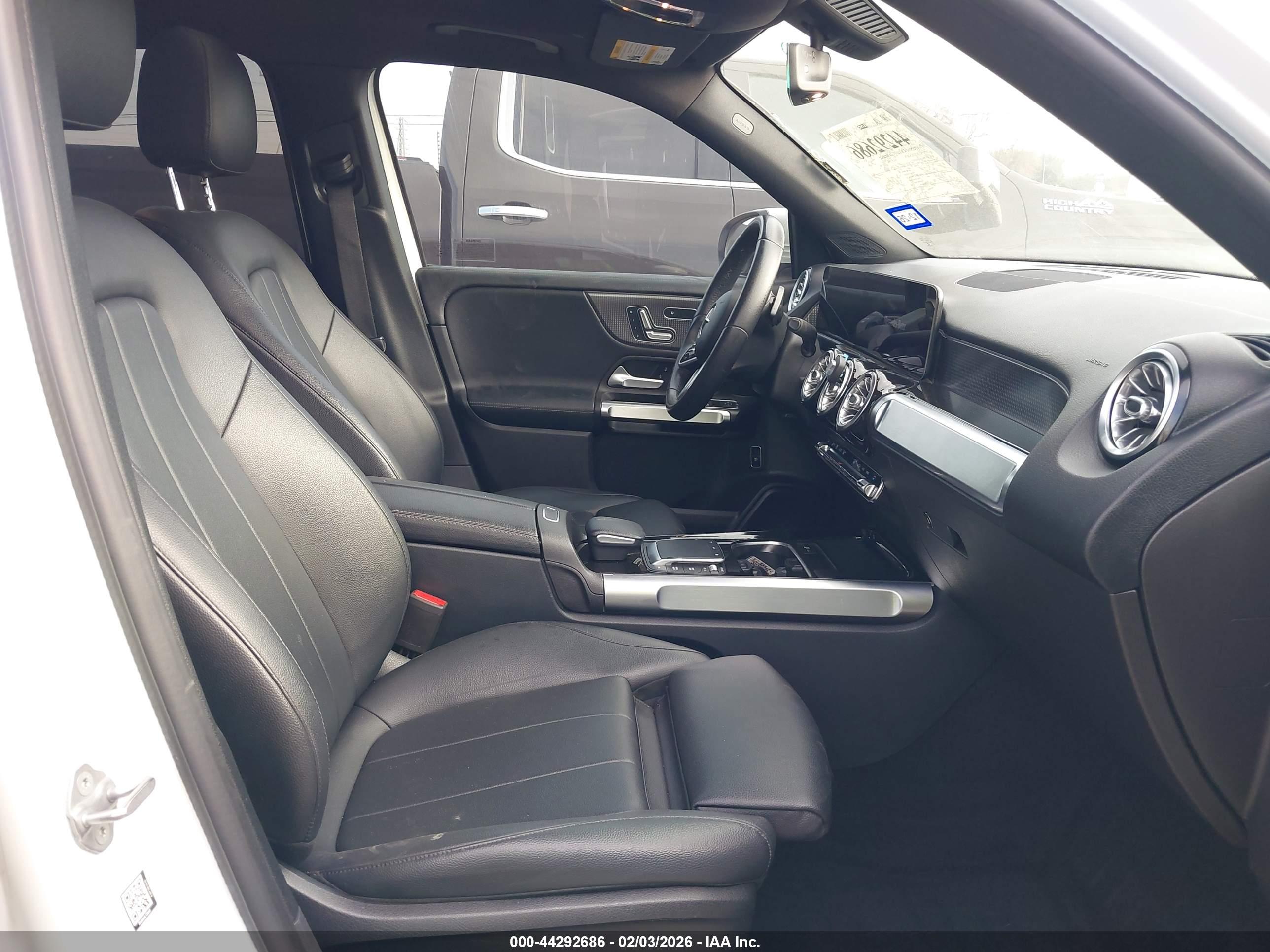 MERCEDES-BENZ GLB image 5