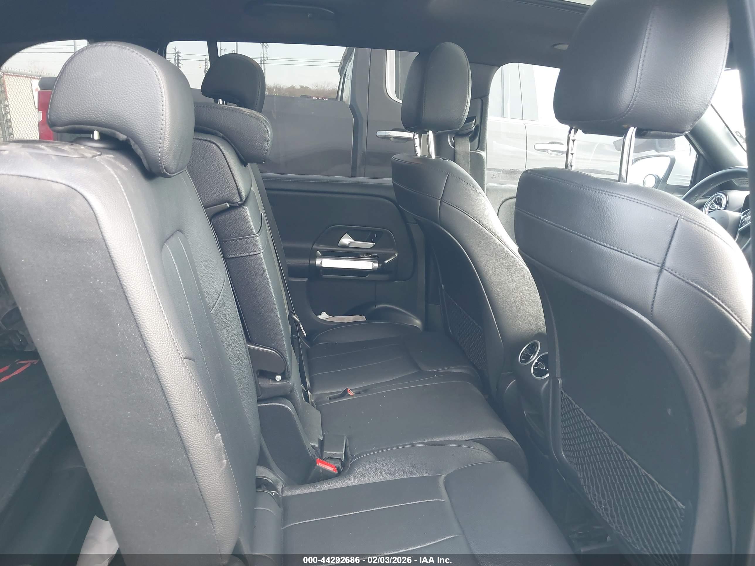 MERCEDES-BENZ GLB image 8