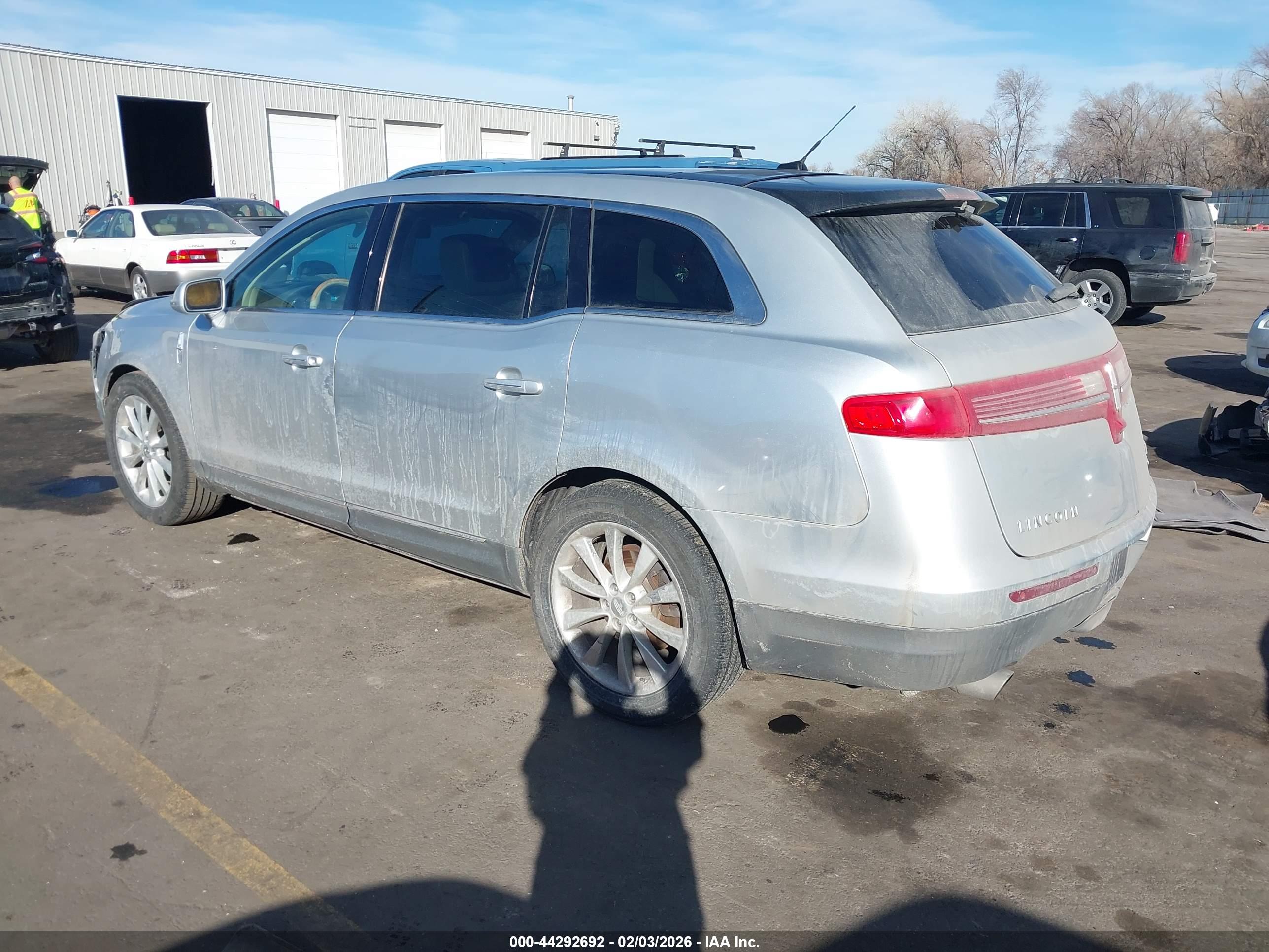 LINCOLN MKT image 3