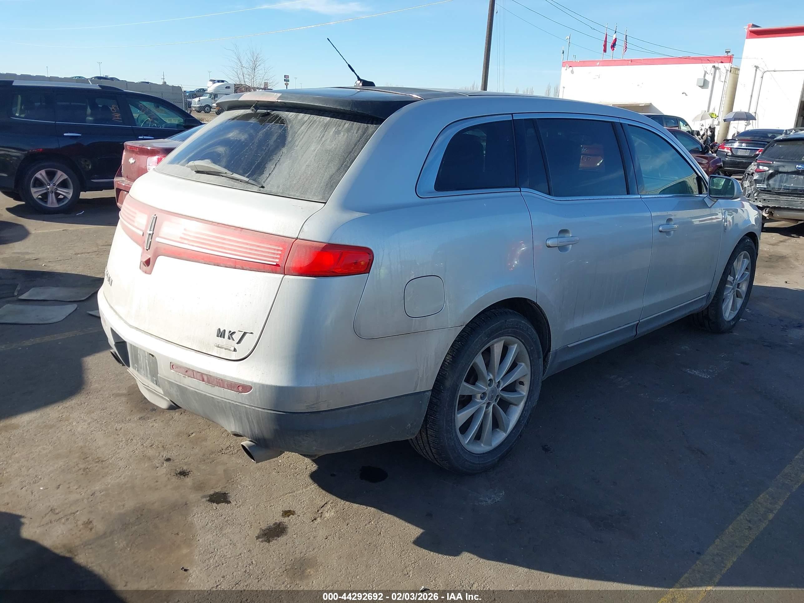 LINCOLN MKT image 4