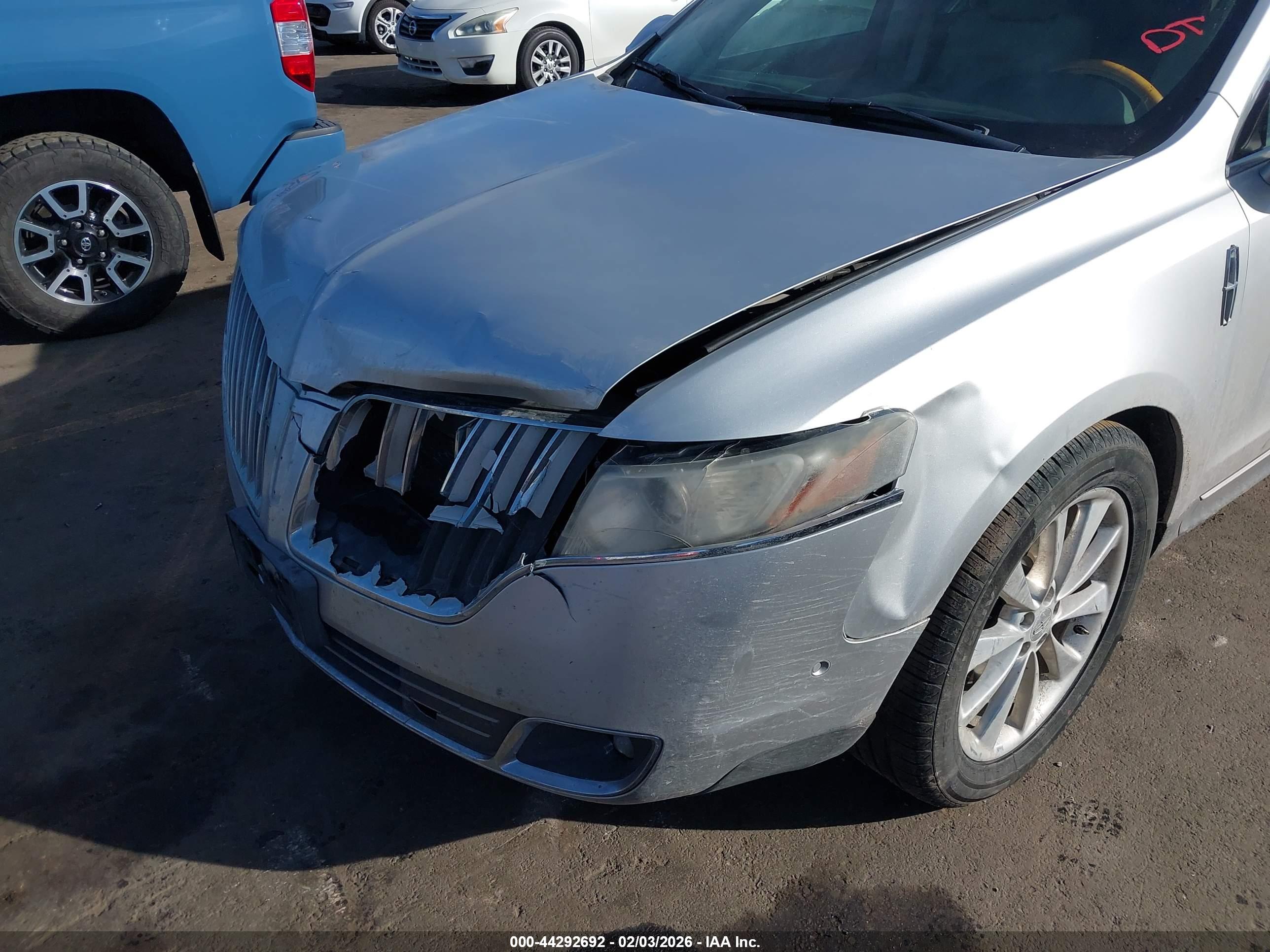 LINCOLN MKT image 6