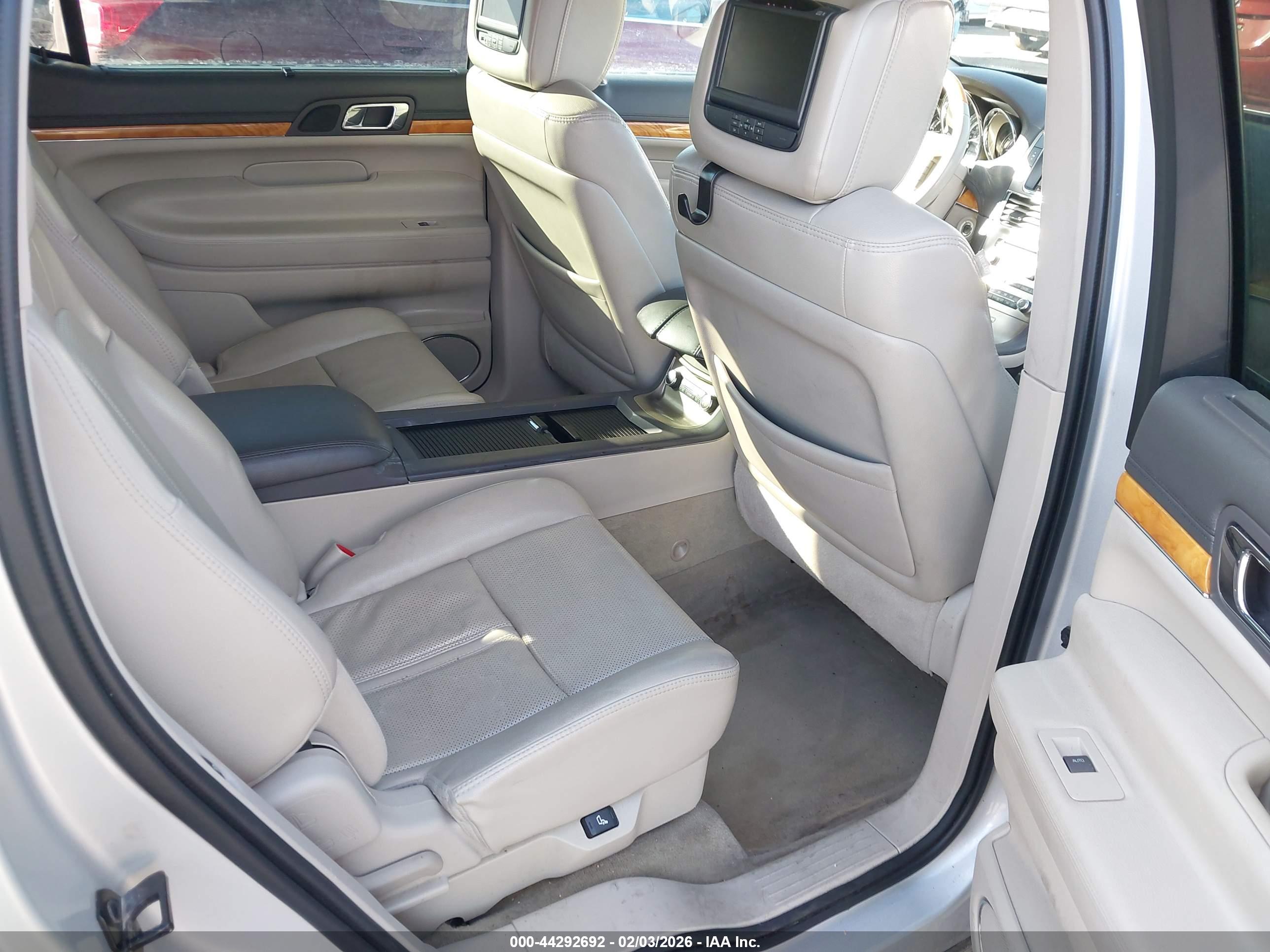 LINCOLN MKT image 8