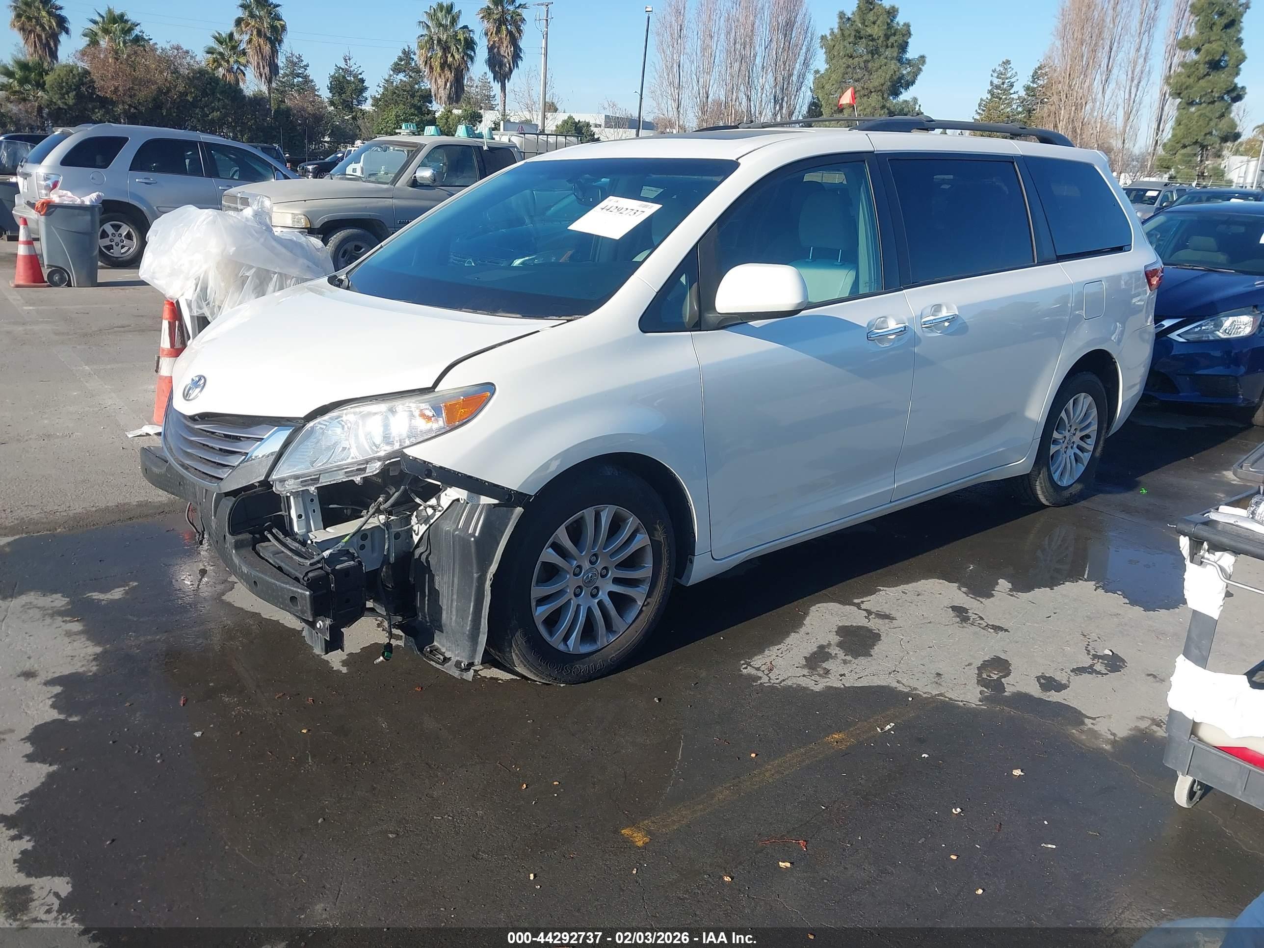 TOYOTA SIENNA image 2