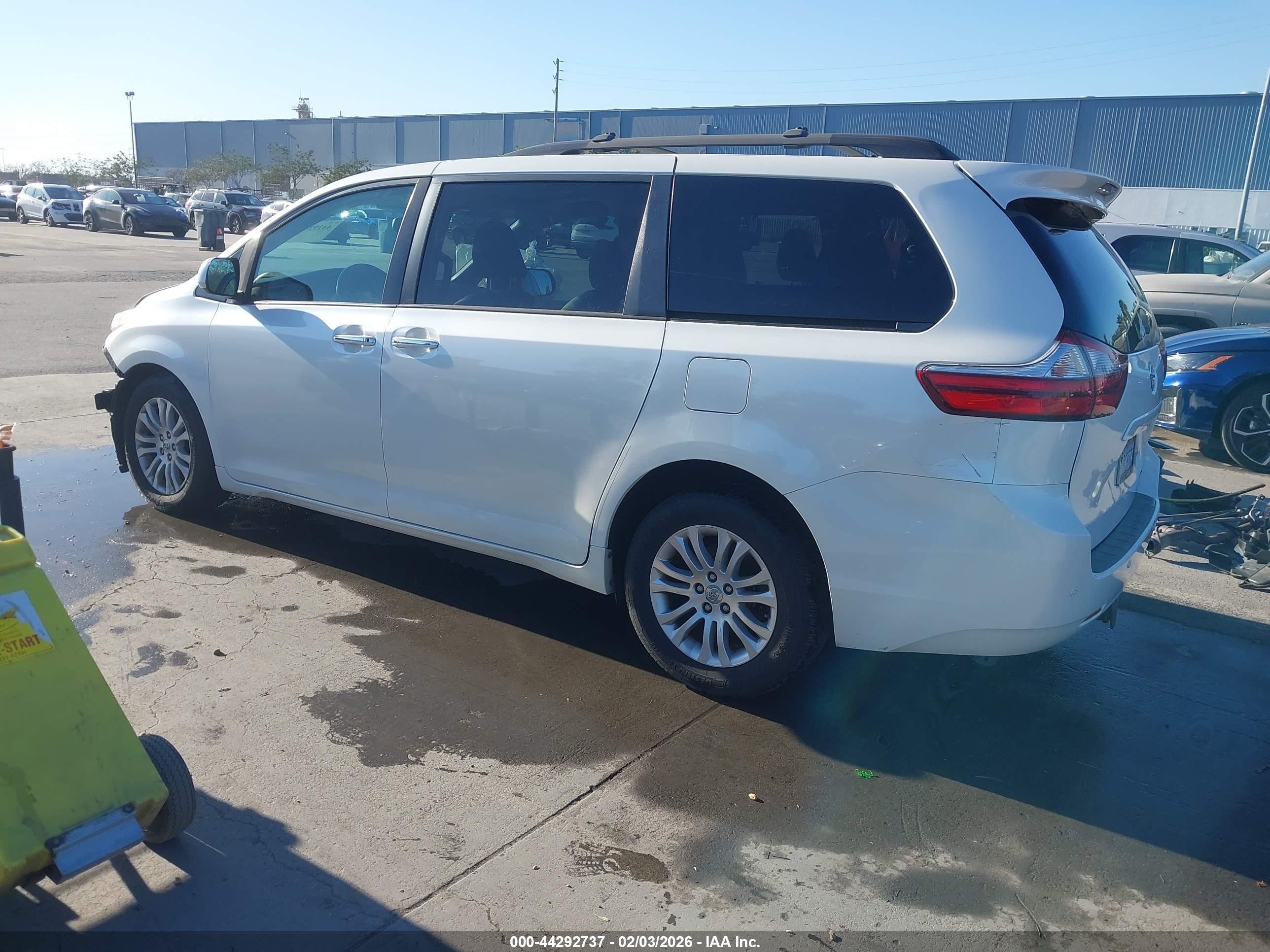 TOYOTA SIENNA image 3