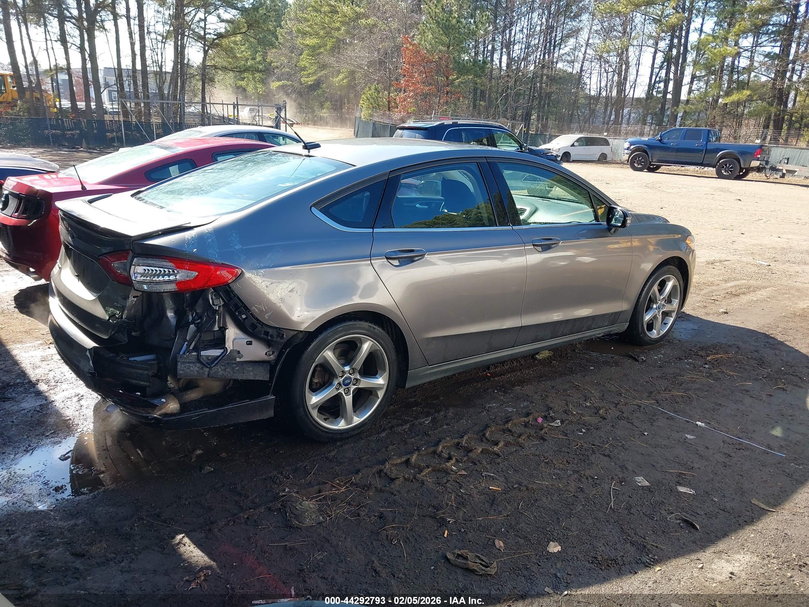 FORD FUSION image 4