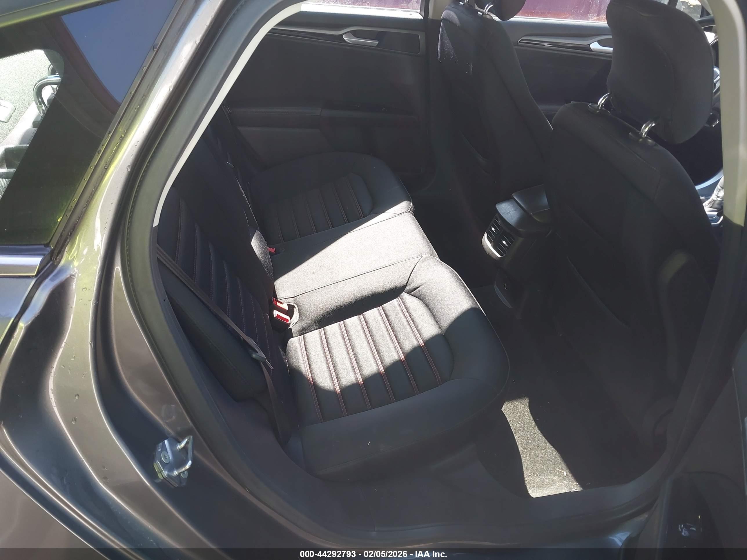 FORD FUSION image 8