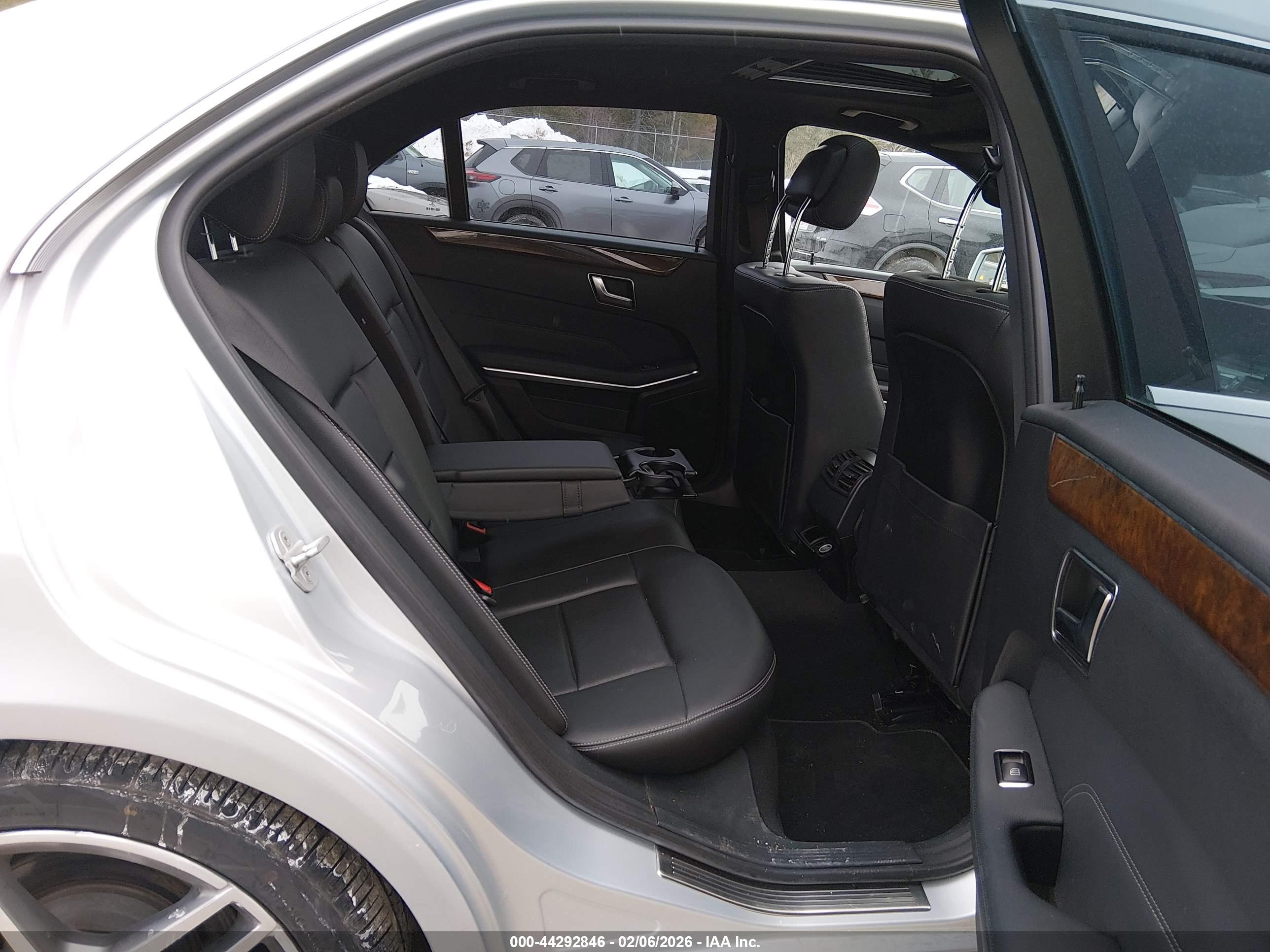 MERCEDES-BENZ E image 8