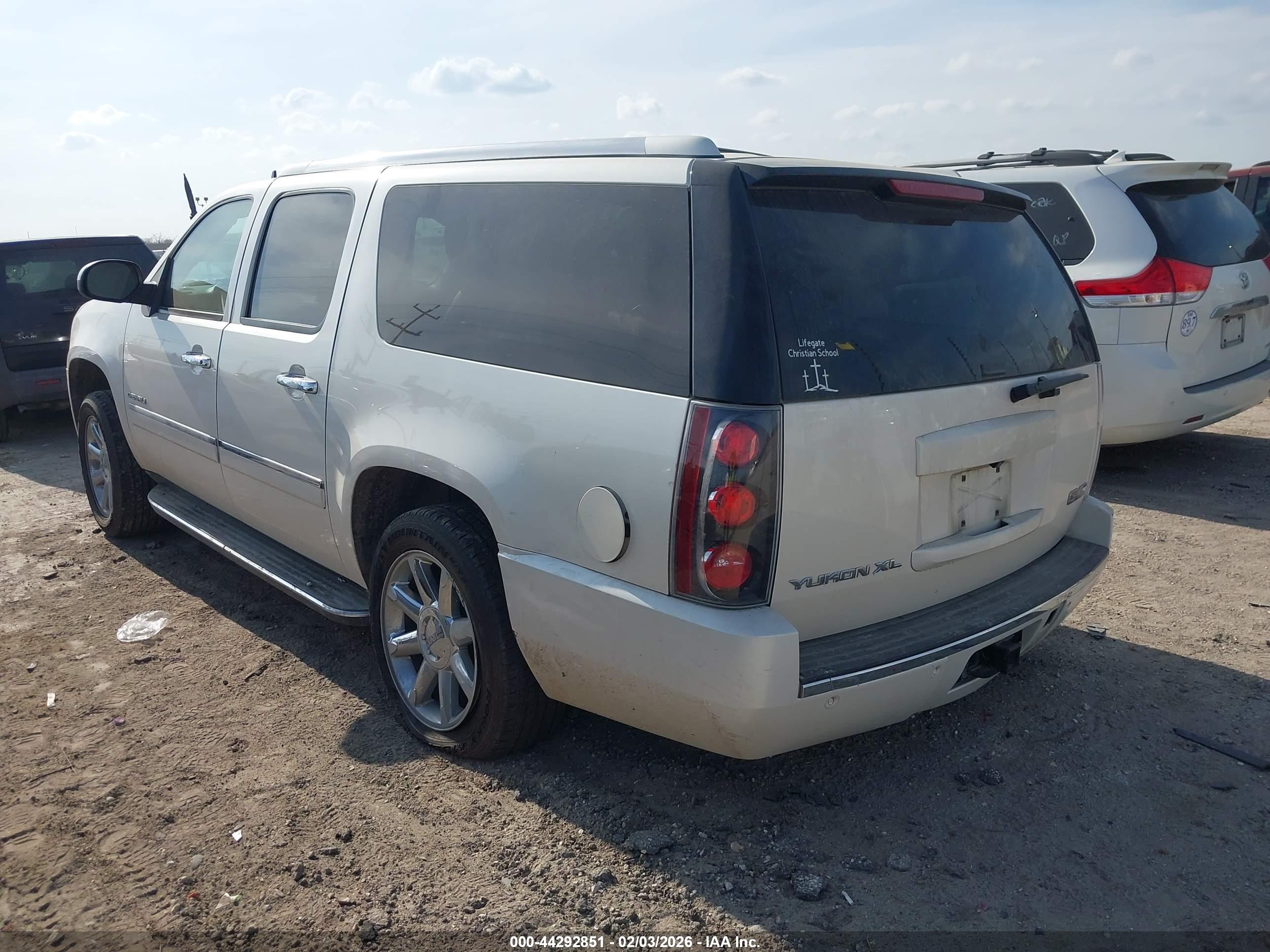 GMC YUKON image 3