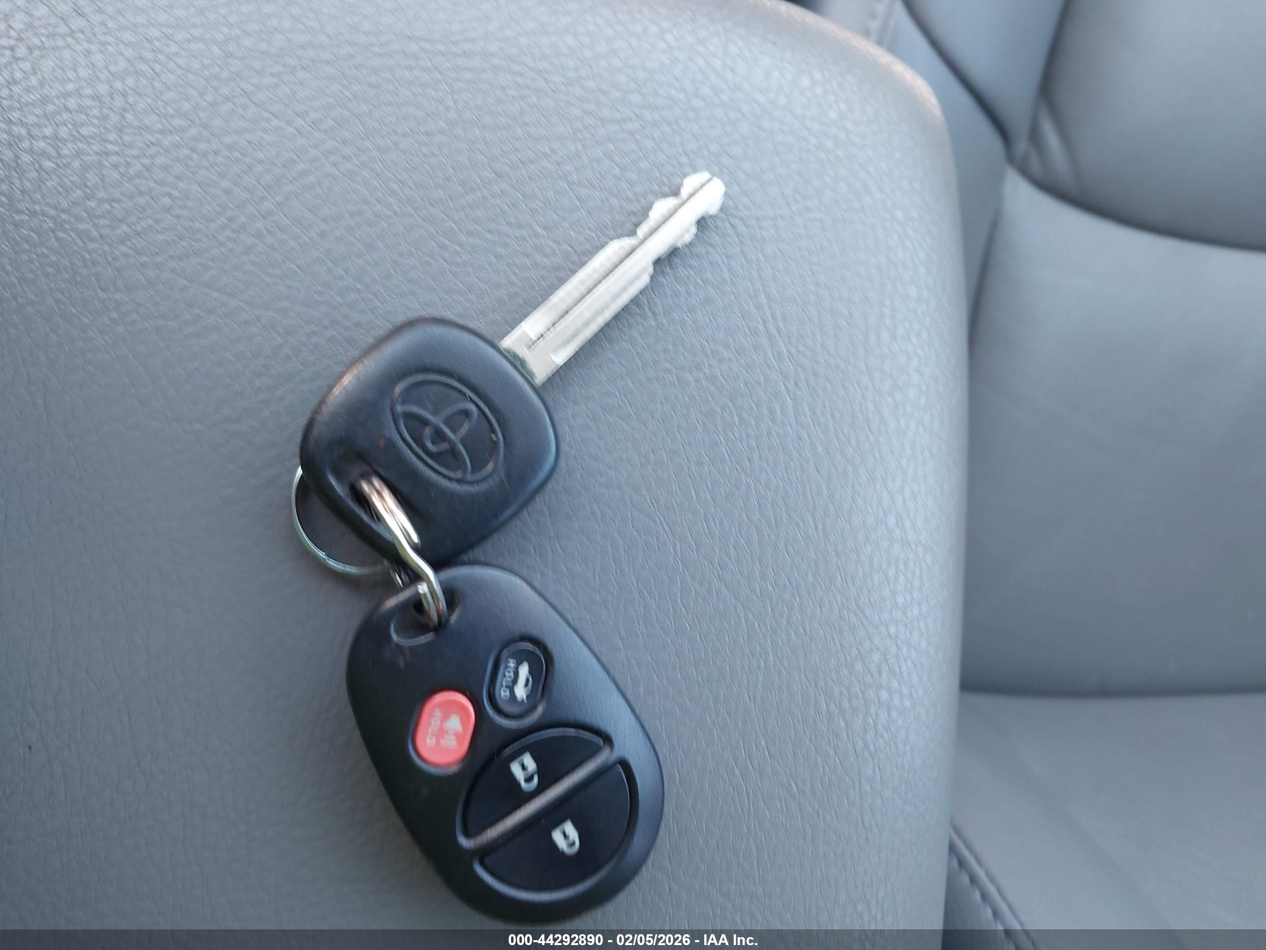 TOYOTA AVALON image 11