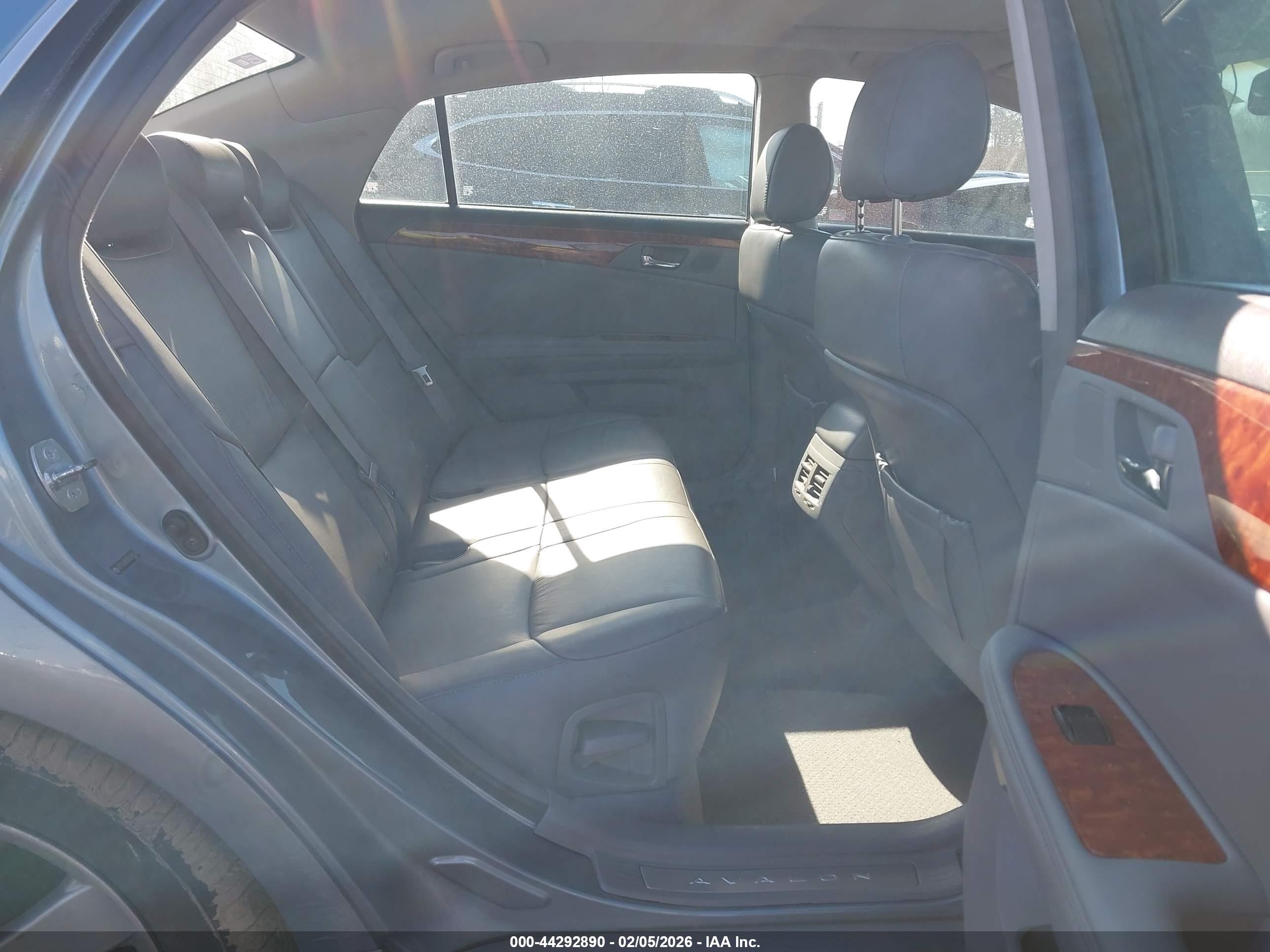 TOYOTA AVALON image 8
