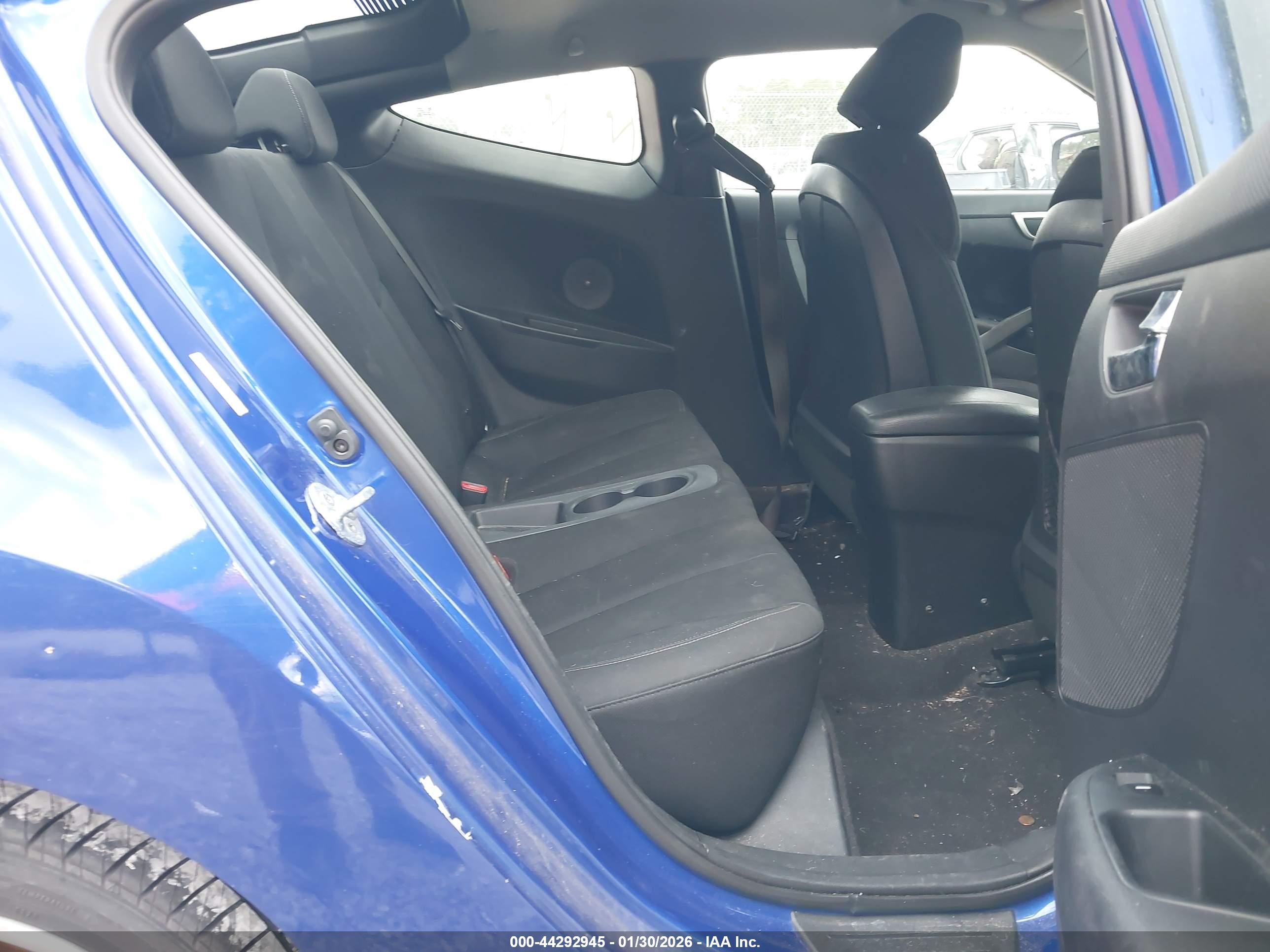 HYUNDAI VELOSTER image 8