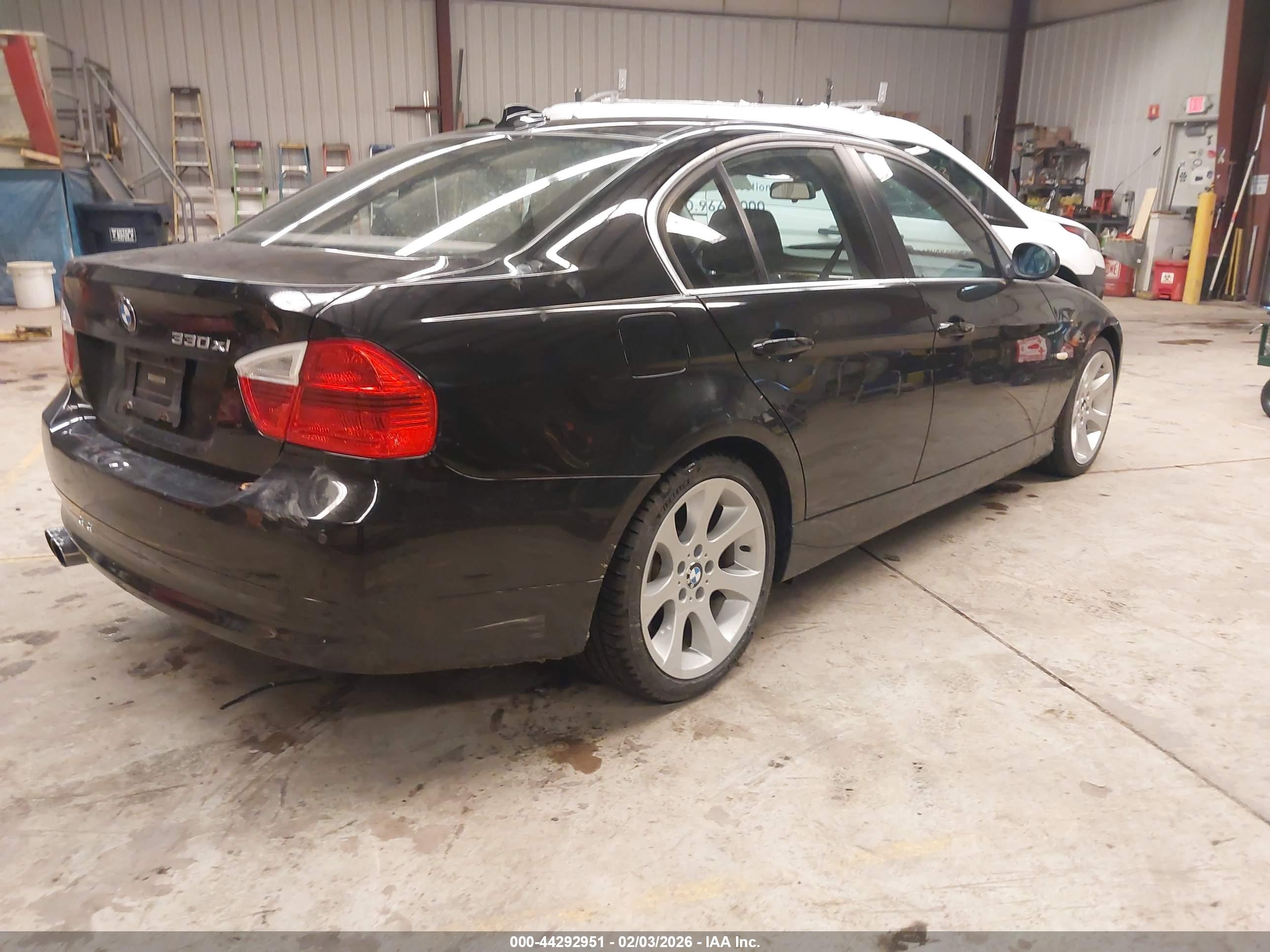 BMW 330XI image 4
