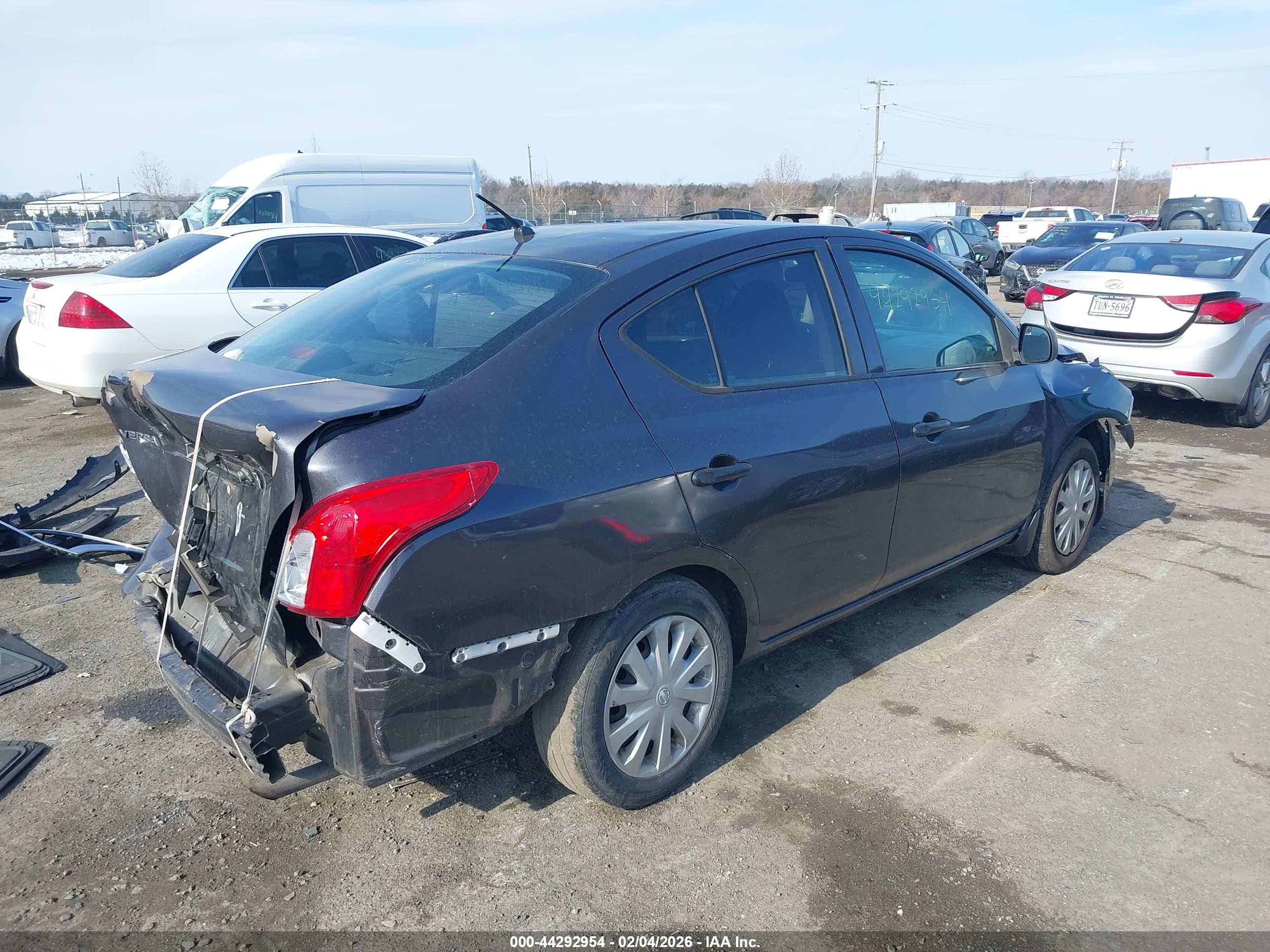 NISSAN VERSA image 4